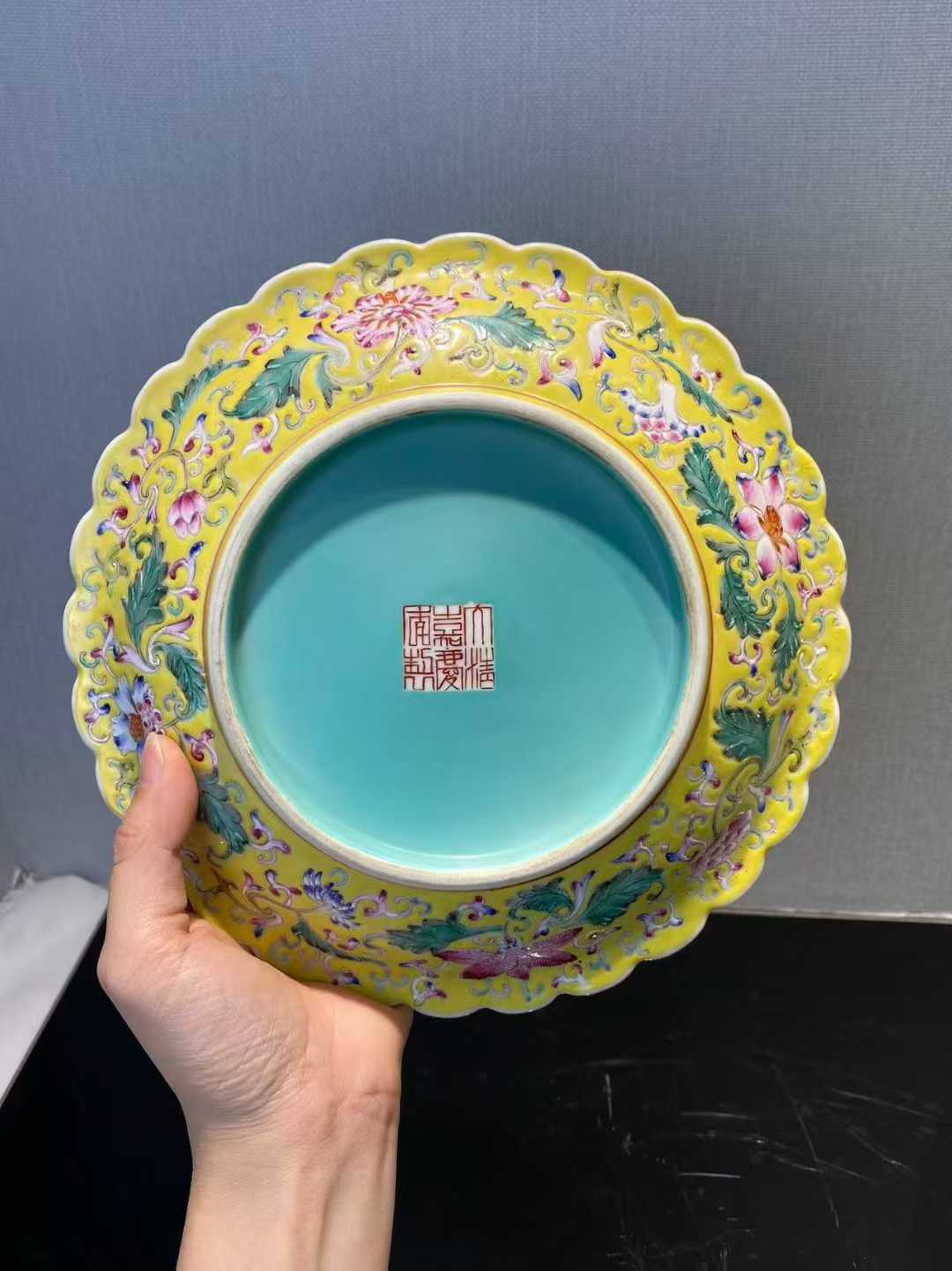 黄地粉彩缠枝花卉纹花盆带奁