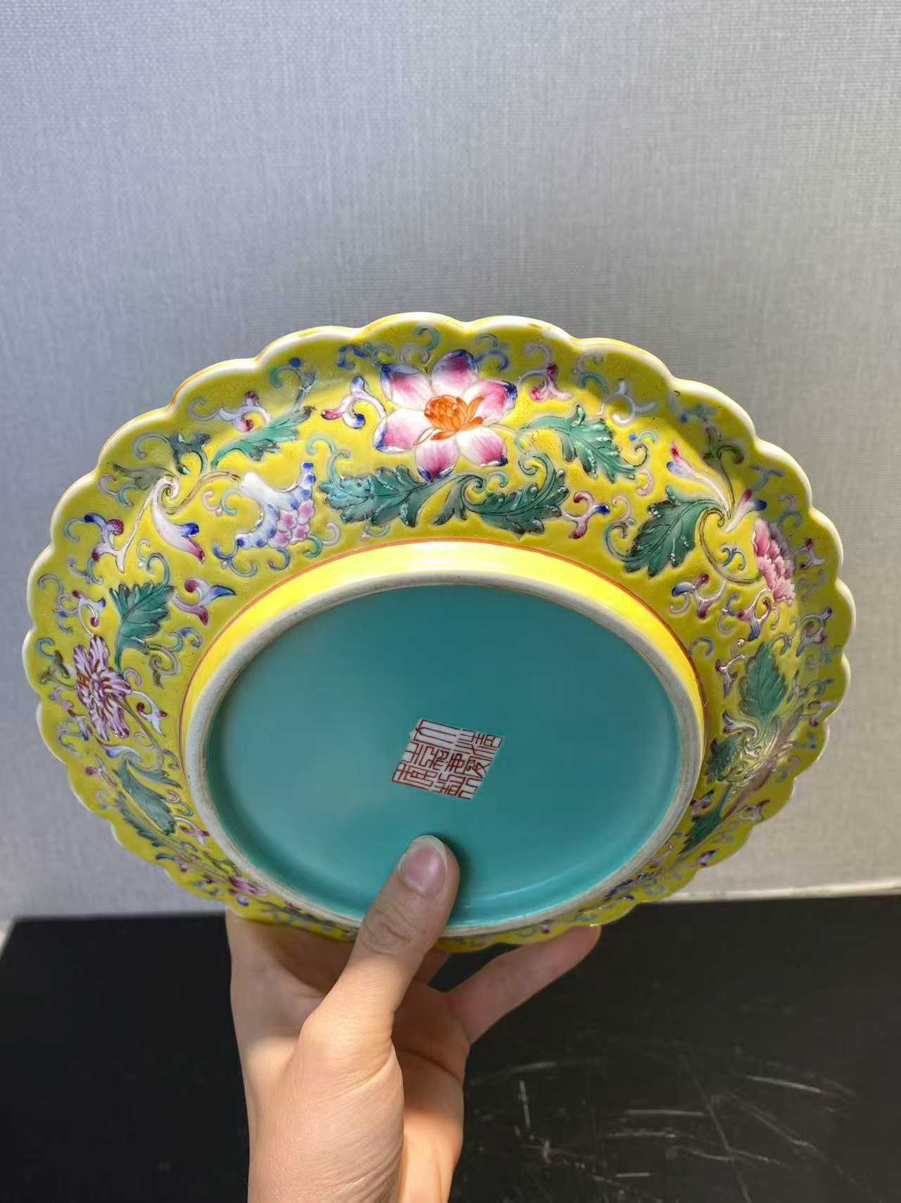 黄地粉彩缠枝花卉纹花盆带奁