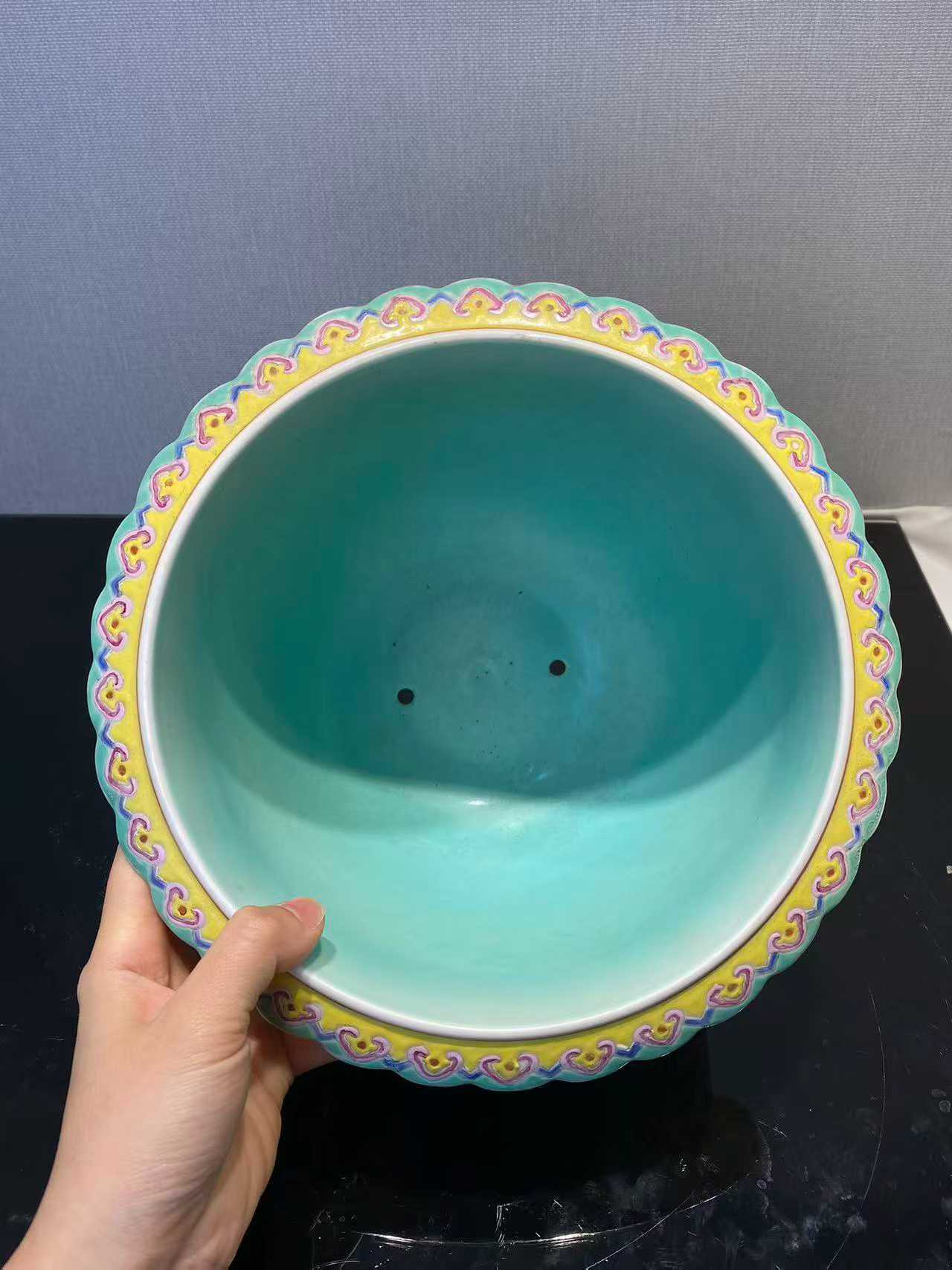 黄地粉彩缠枝花卉纹花盆带奁