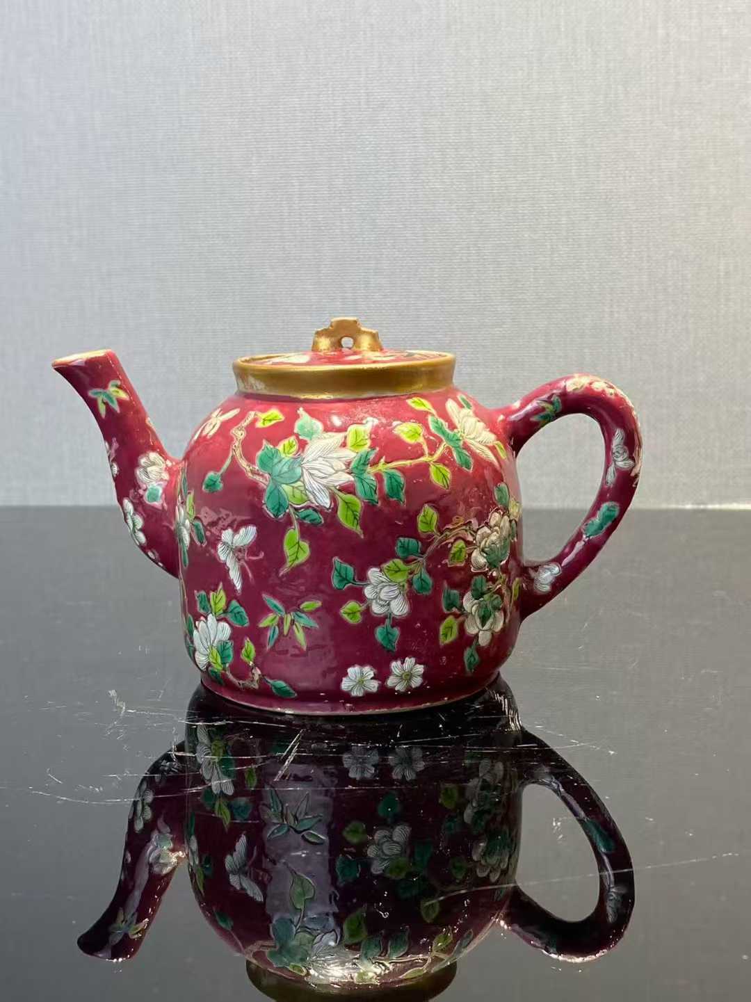胭脂红地粉彩折枝花卉纹茶壶  款：咸丰年制