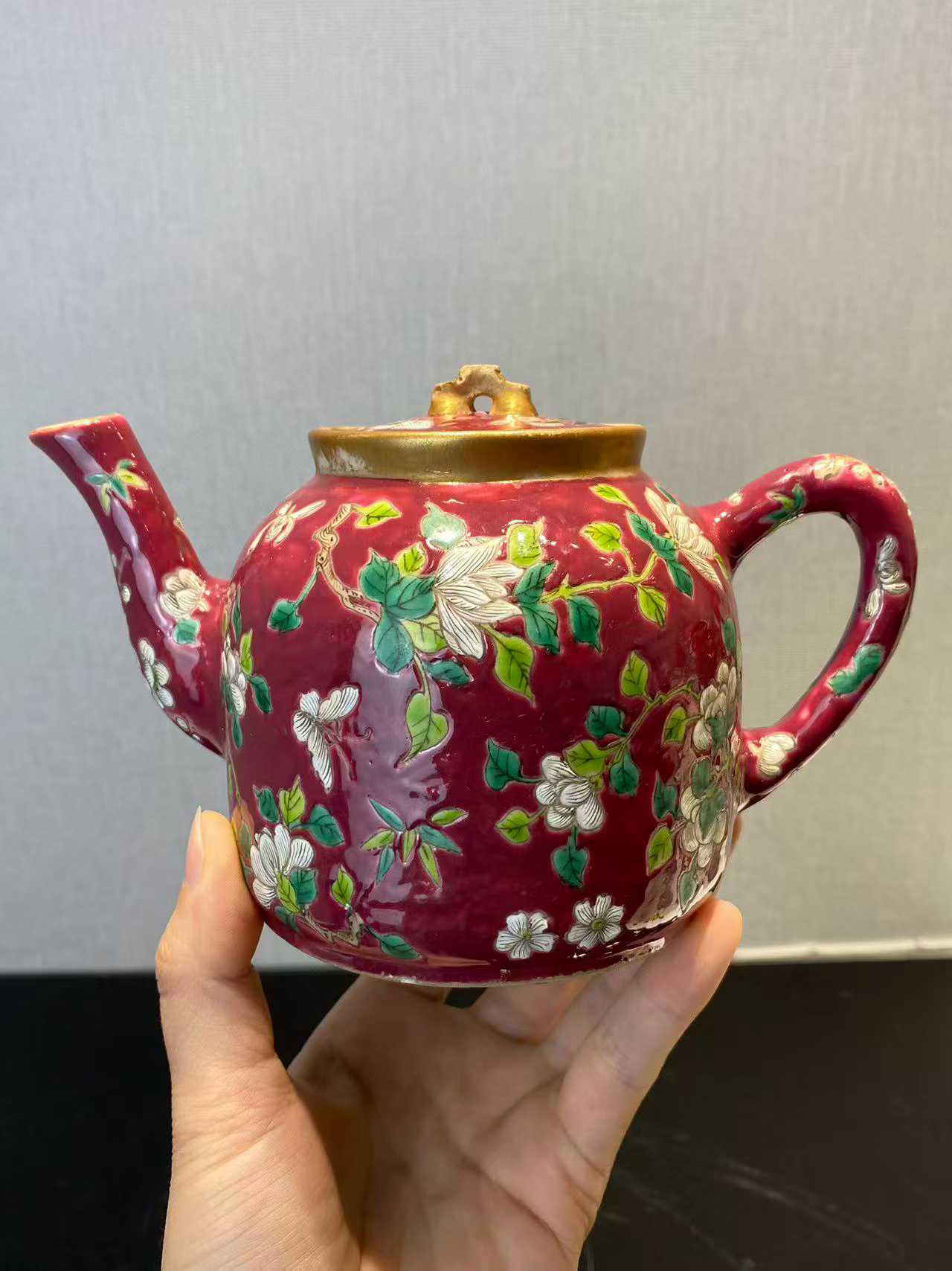 胭脂红地粉彩折枝花卉纹茶壶  款：咸丰年制