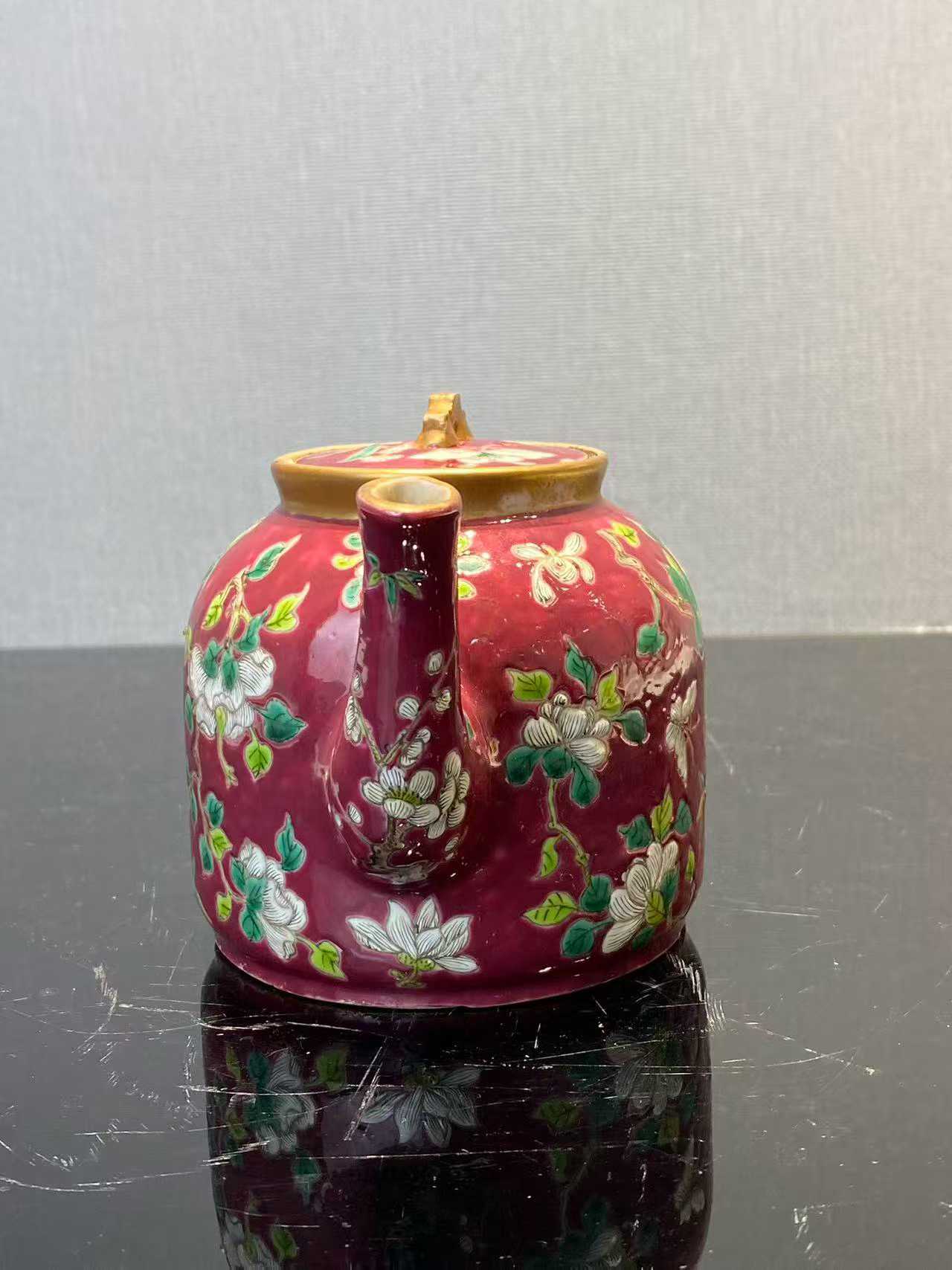 胭脂红地粉彩折枝花卉纹茶壶  款：咸丰年制