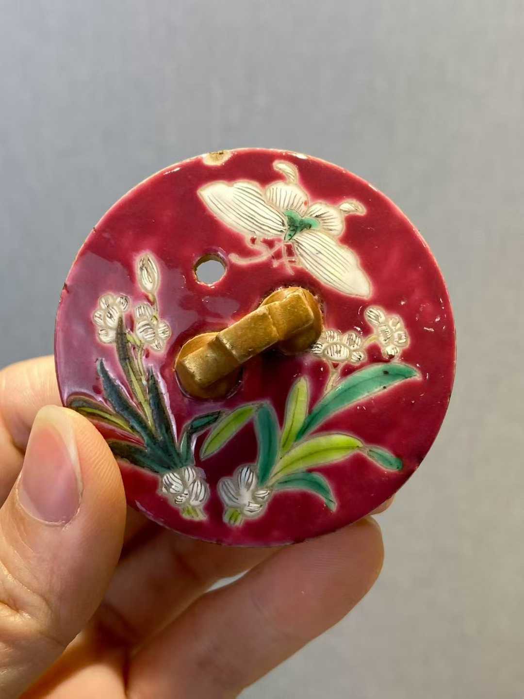 胭脂红地粉彩折枝花卉纹茶壶  款：咸丰年制