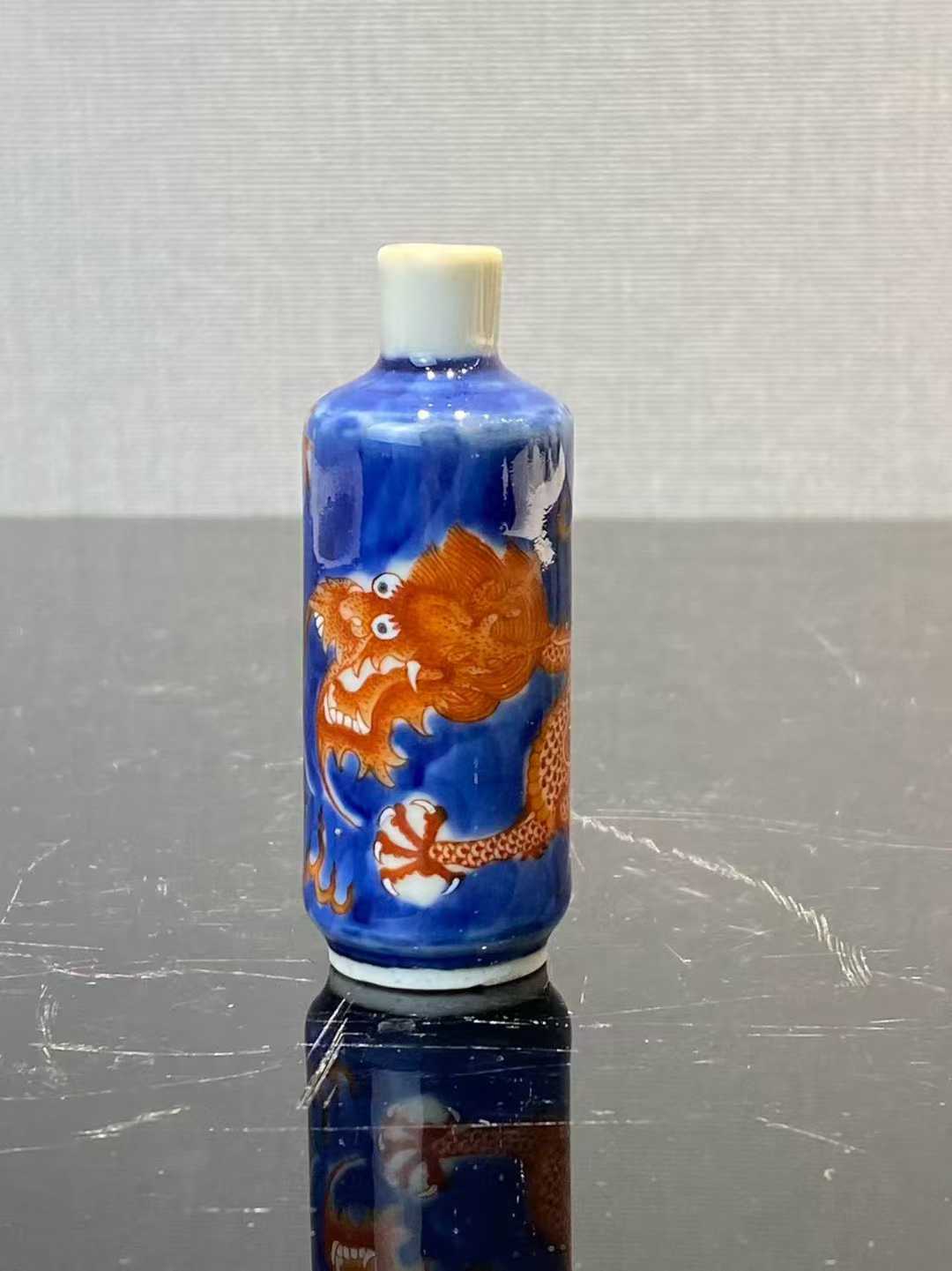 青花矾红云龙纹鼻烟壶