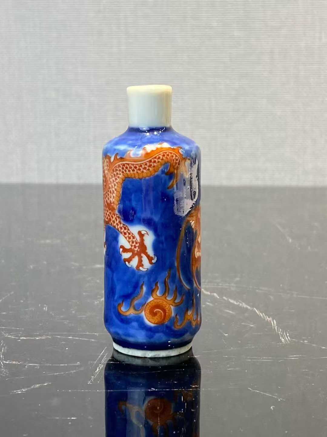 青花矾红云龙纹鼻烟壶