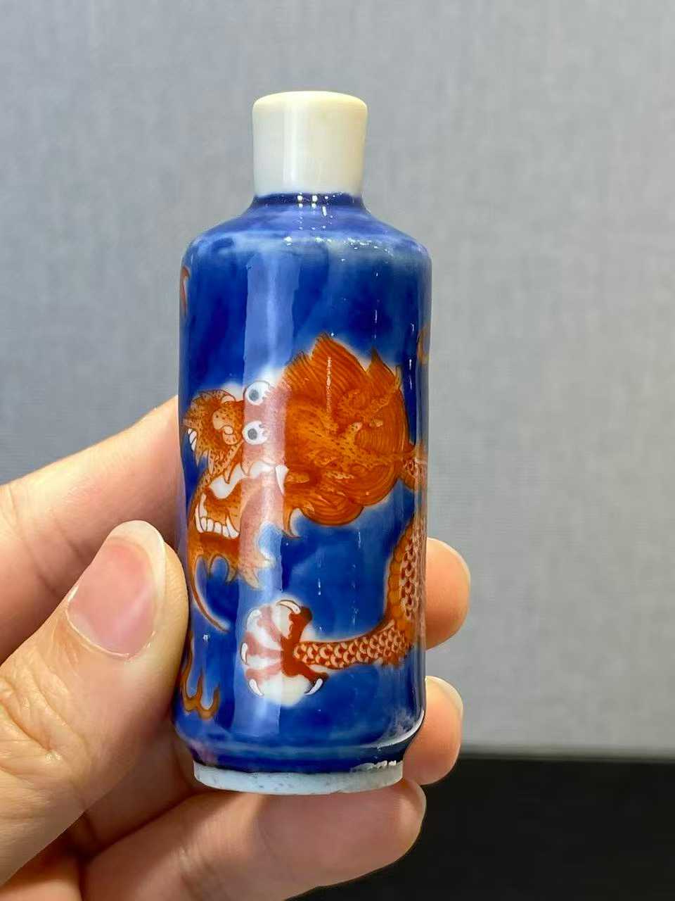 青花矾红云龙纹鼻烟壶