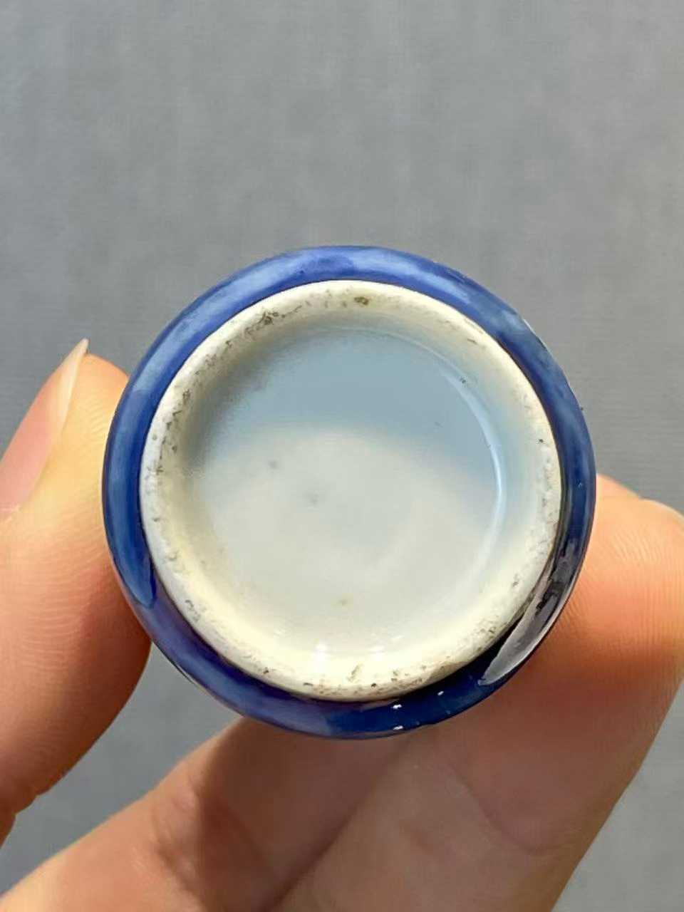 青花矾红云龙纹鼻烟壶