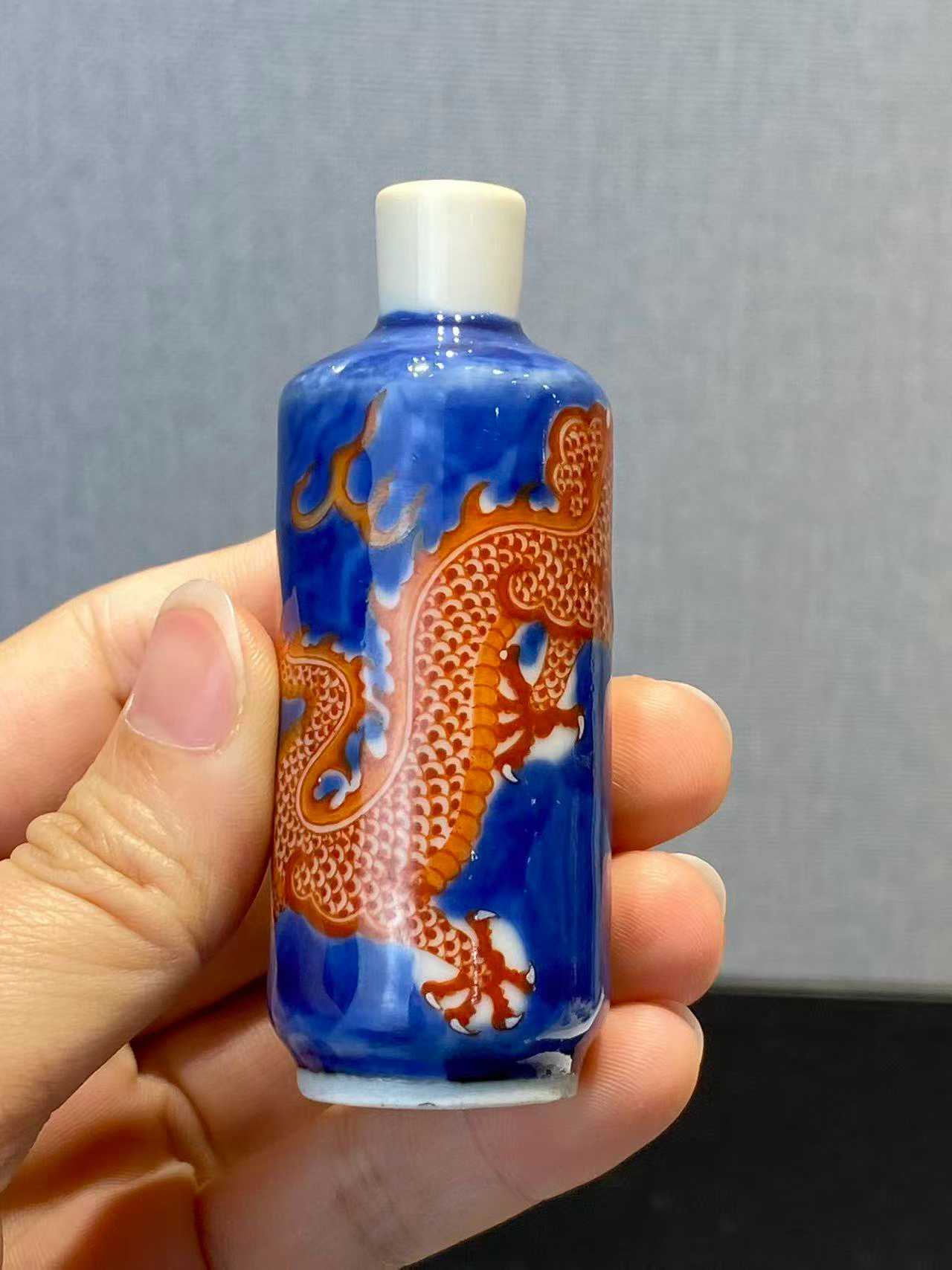 青花矾红云龙纹鼻烟壶