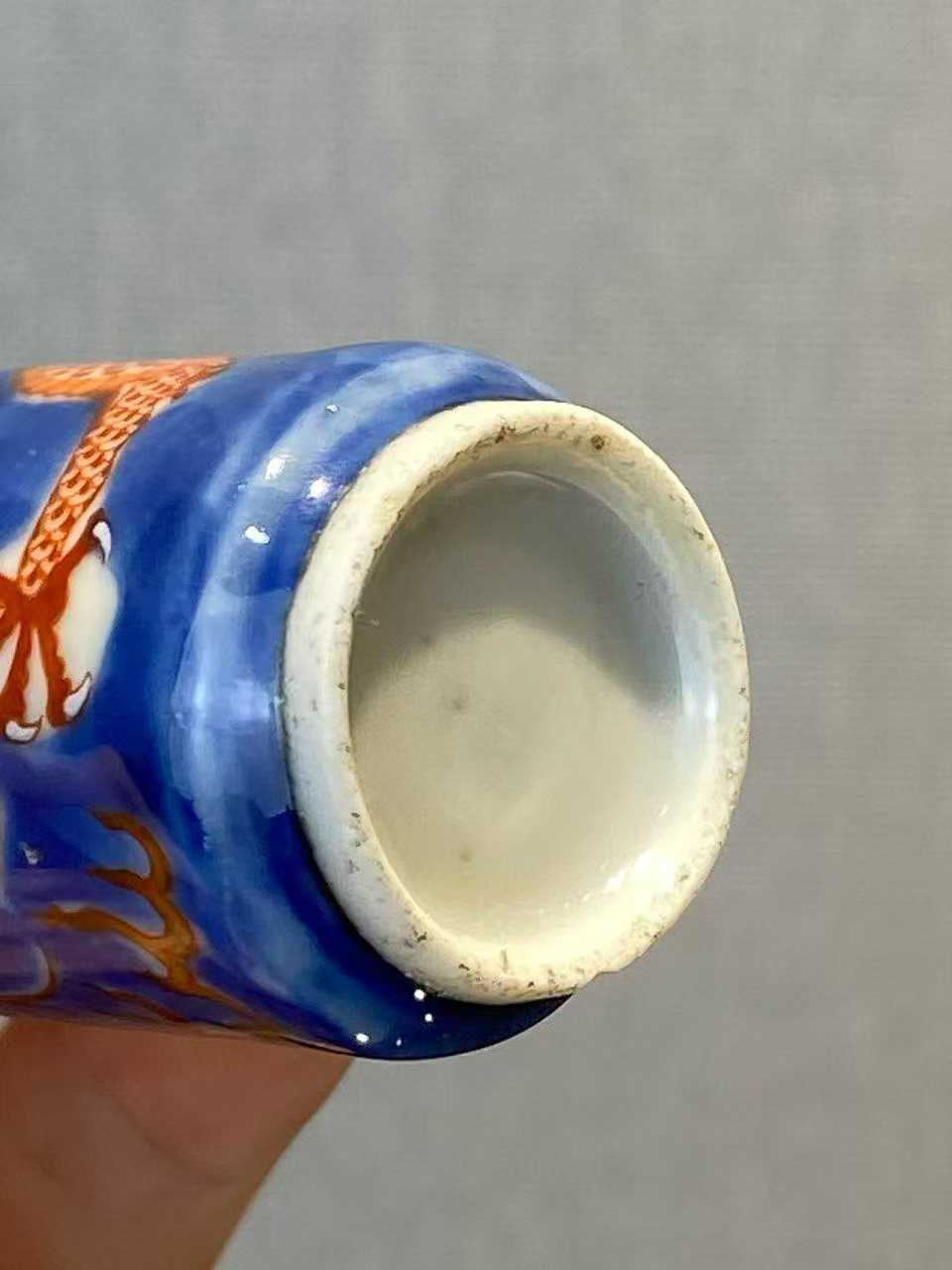 青花矾红云龙纹鼻烟壶