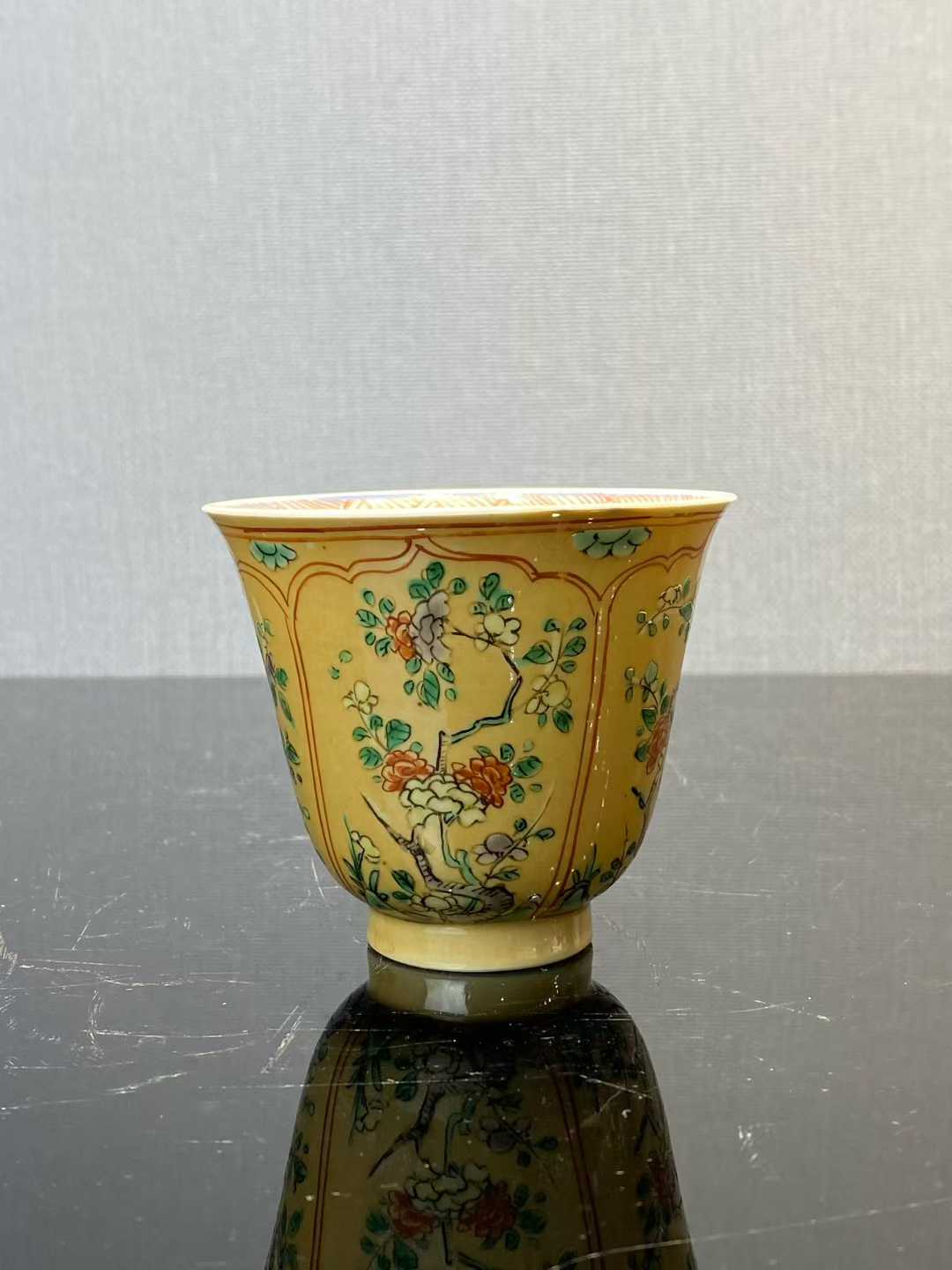 米黄地五彩牡丹纹铃铛杯