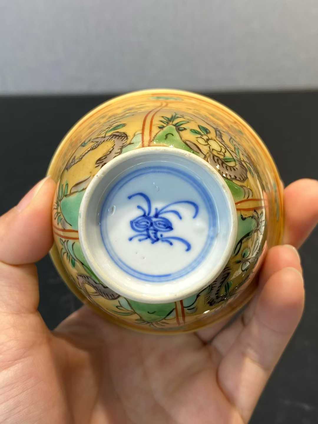 米黄地五彩牡丹纹铃铛杯