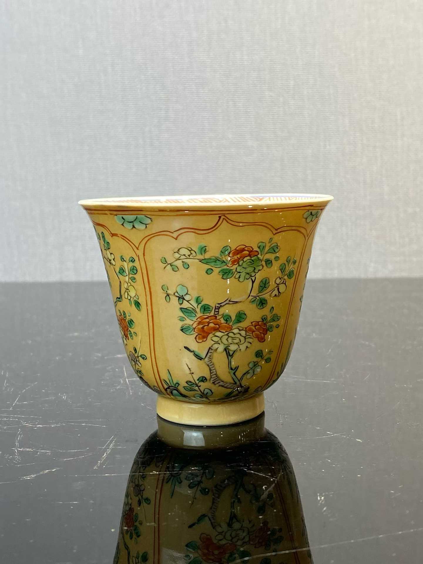 米黄地五彩牡丹纹铃铛杯