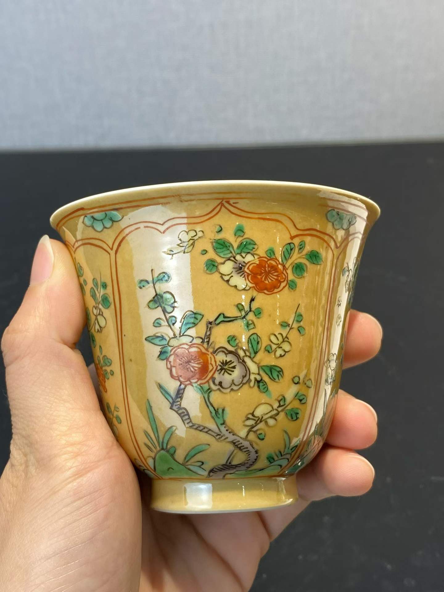 米黄地五彩牡丹纹铃铛杯