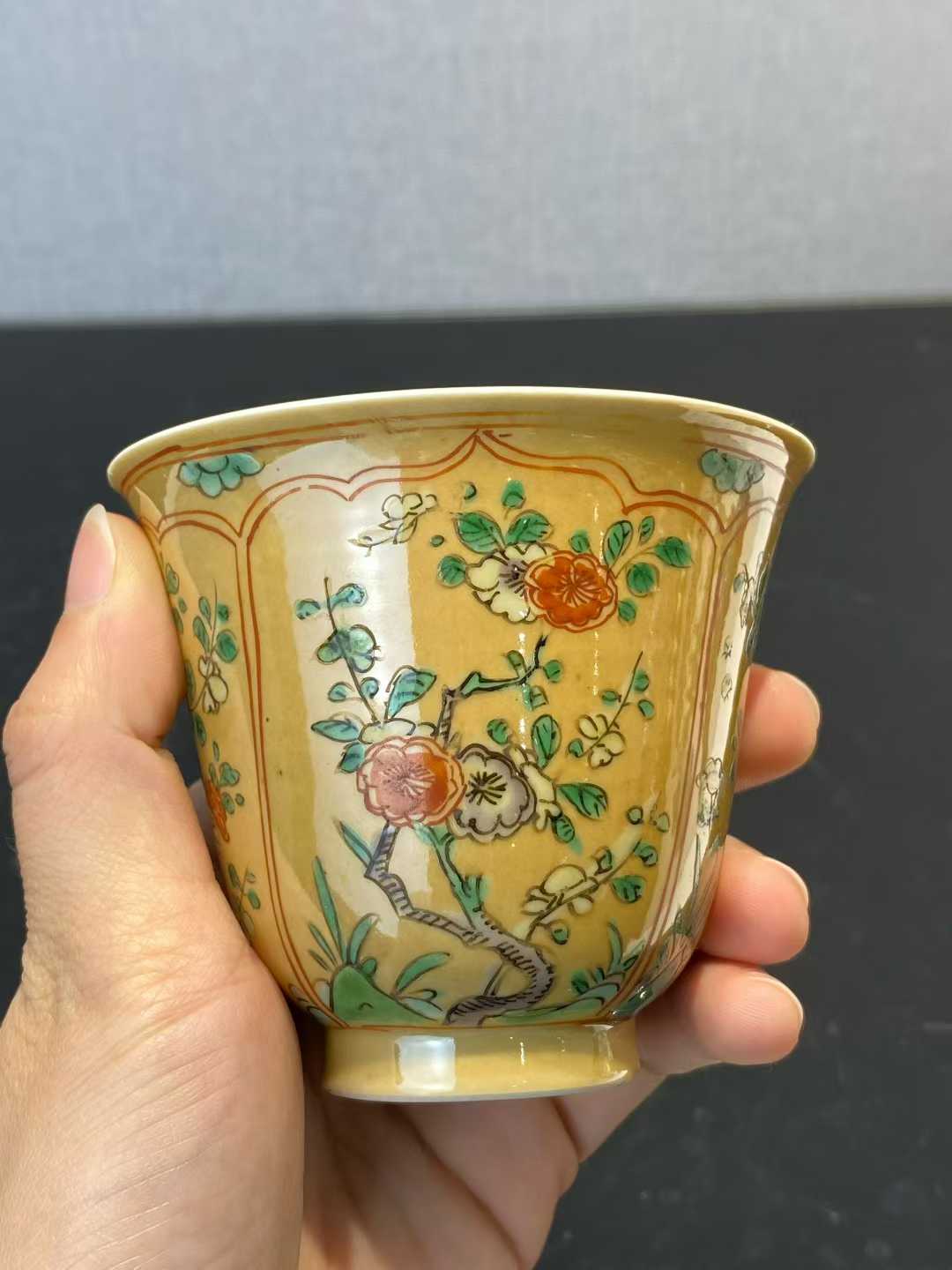 米黄地五彩牡丹纹铃铛杯