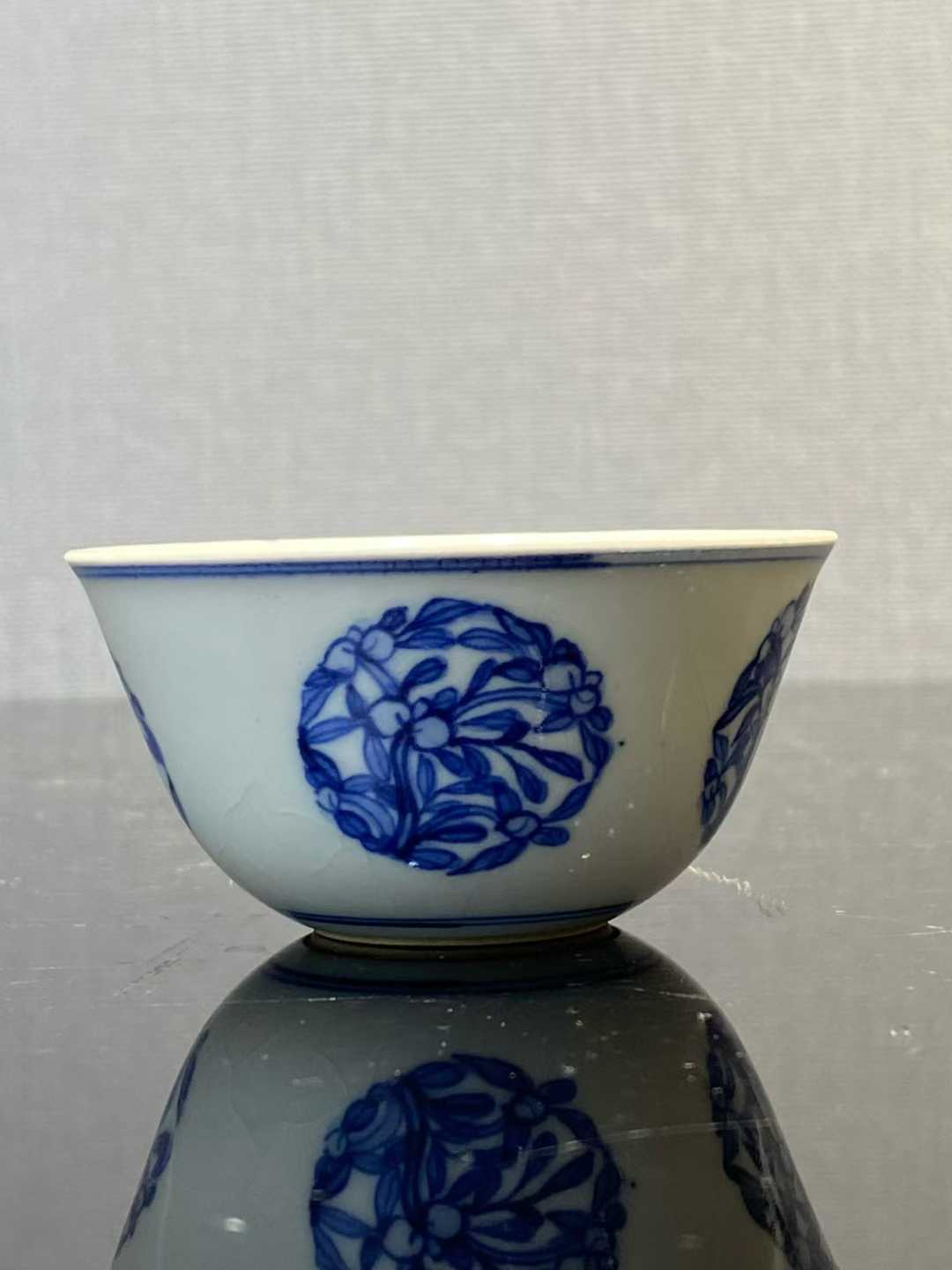 浆胎青花团花纹卧足杯 款：大明万历年制