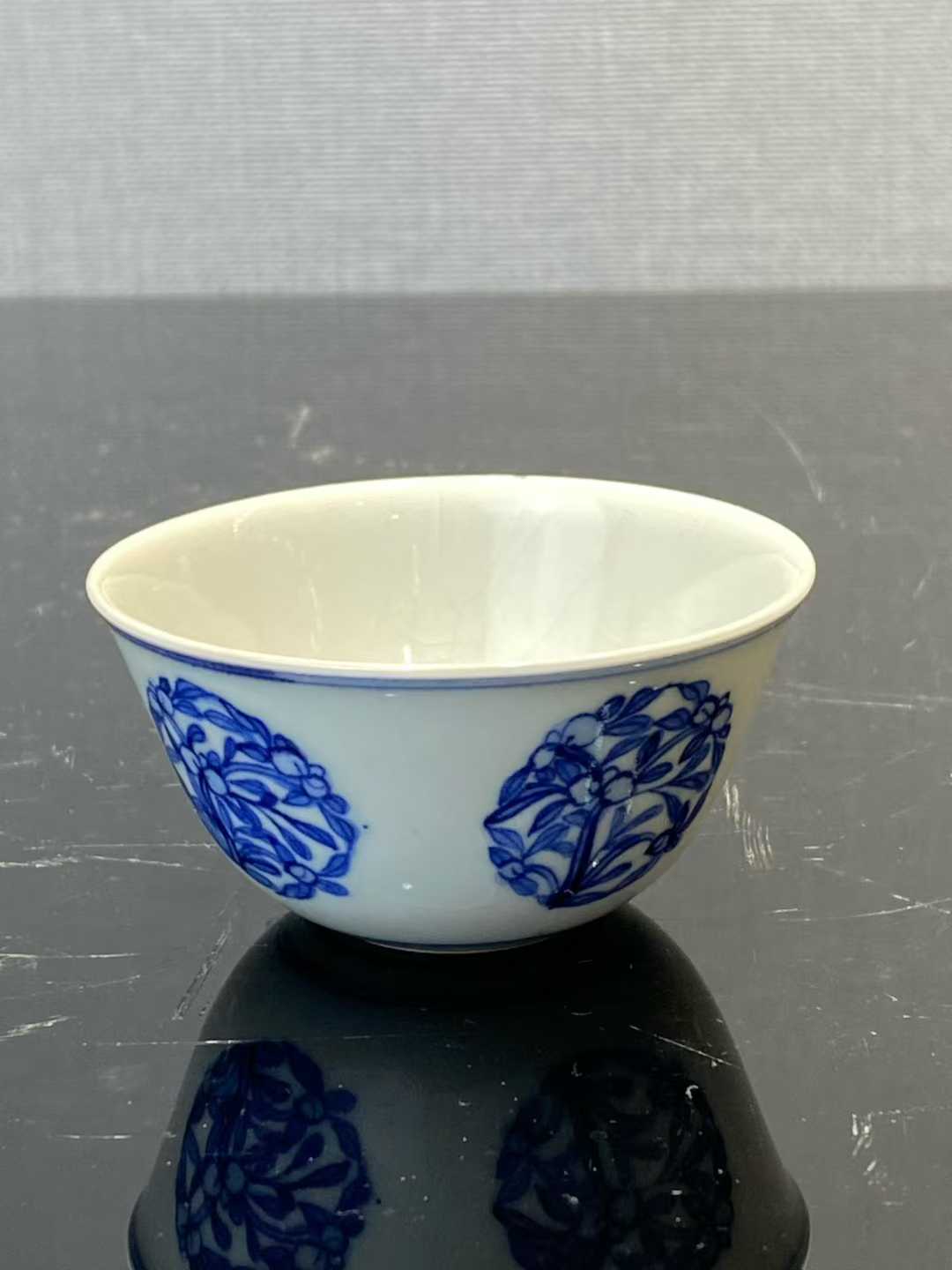 浆胎青花团花纹卧足杯 款：大明万历年制