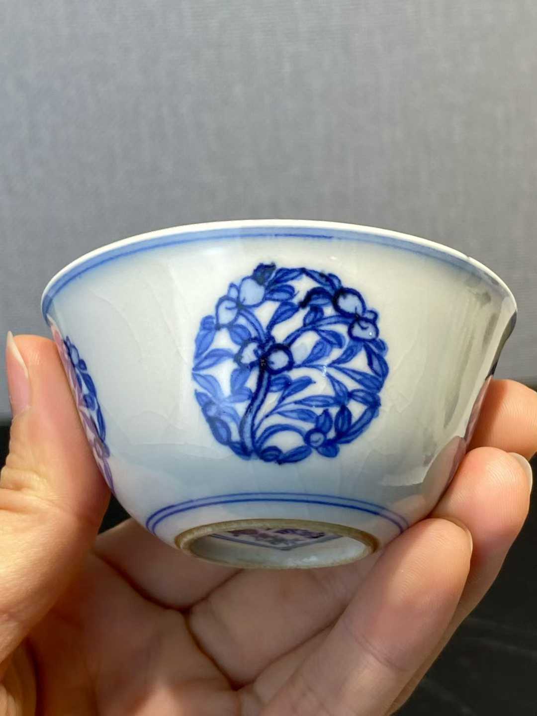 浆胎青花团花纹卧足杯 款：大明万历年制