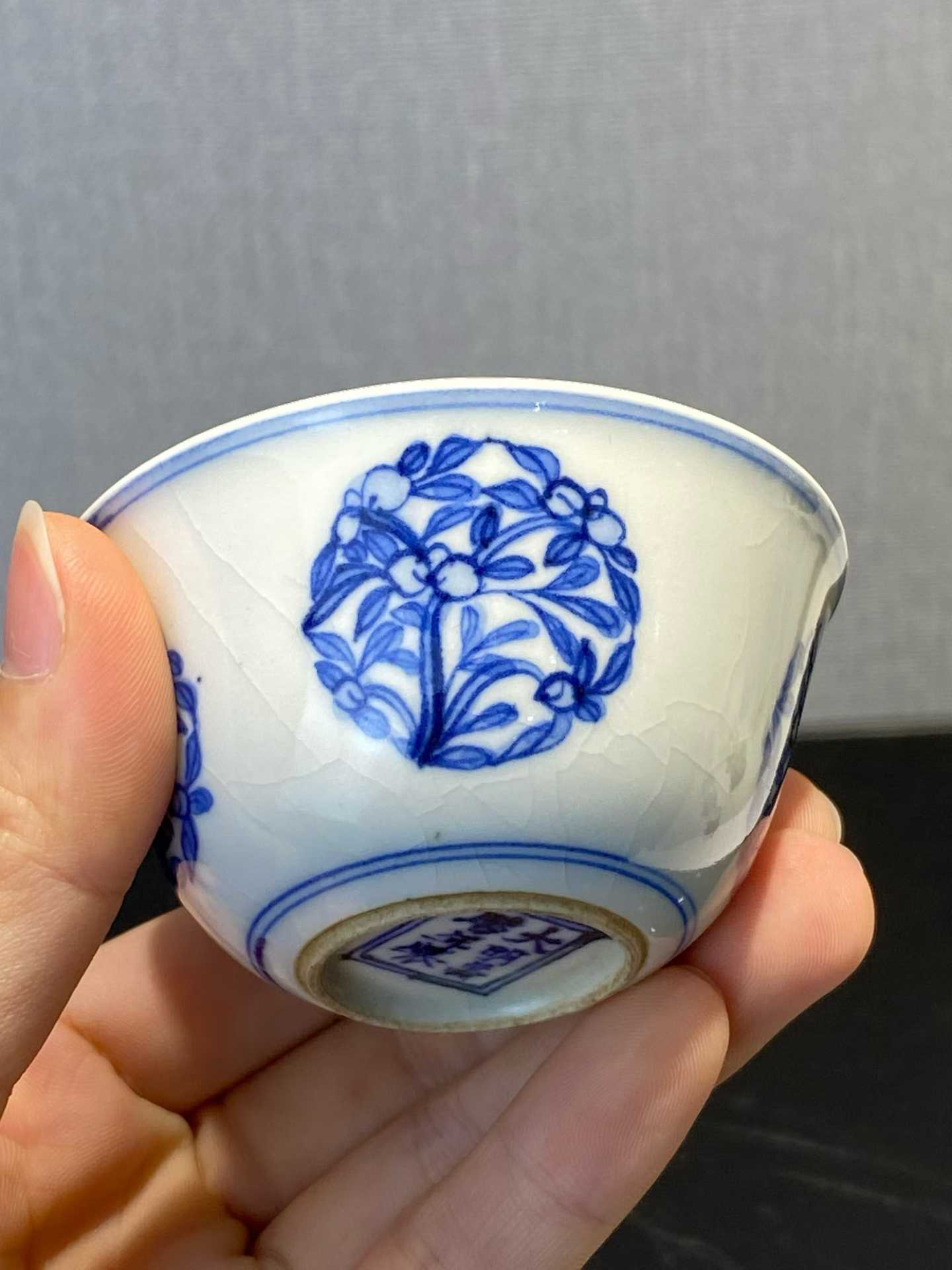 浆胎青花团花纹卧足杯 款：大明万历年制