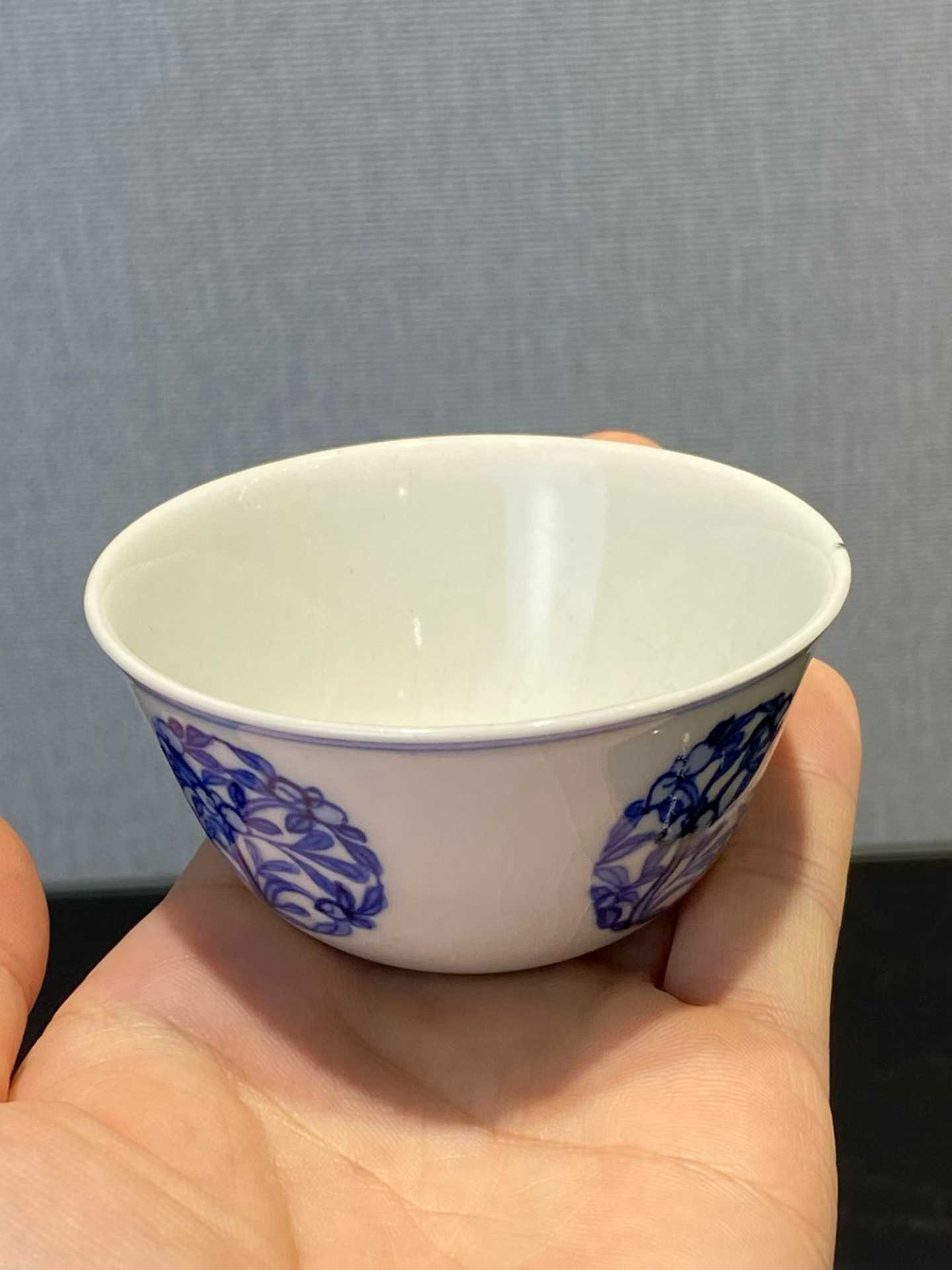 浆胎青花团花纹卧足杯 款：大明万历年制