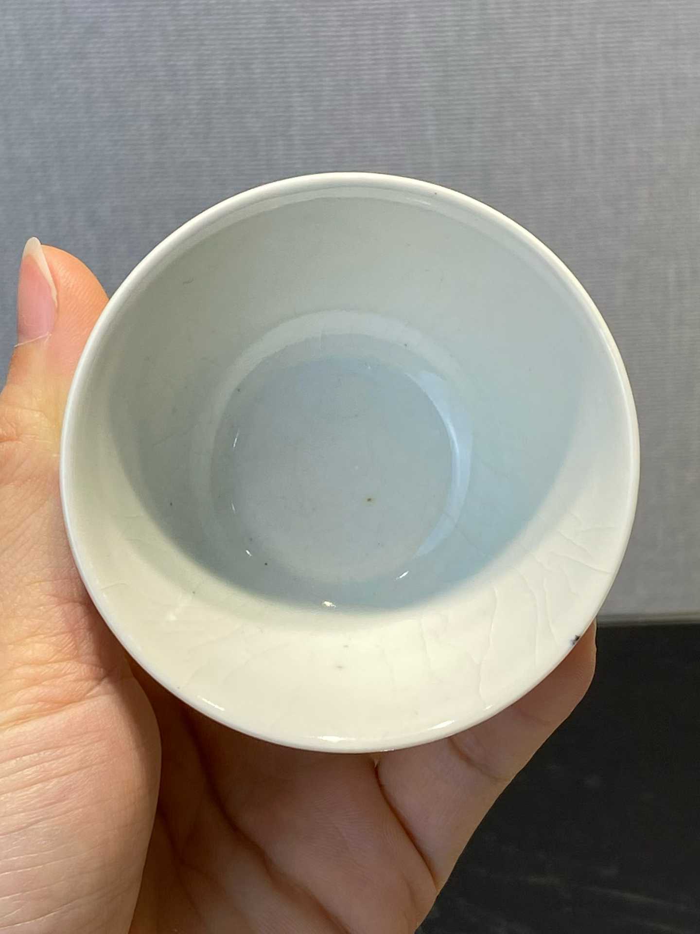 浆胎青花团花纹卧足杯 款：大明万历年制