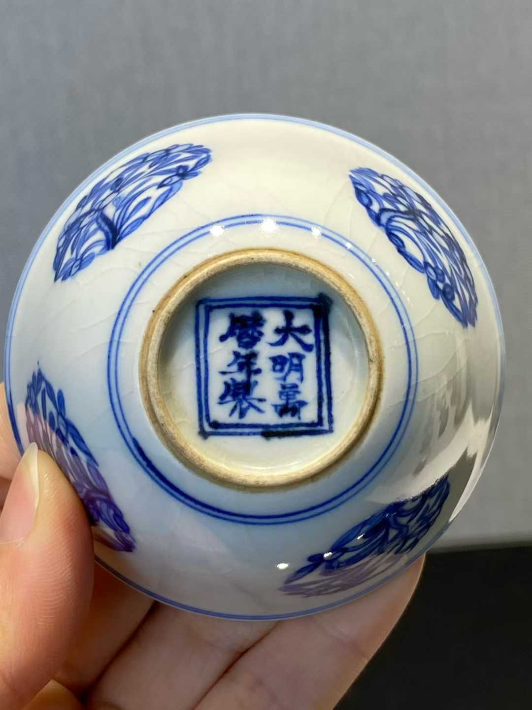 浆胎青花团花纹卧足杯 款：大明万历年制