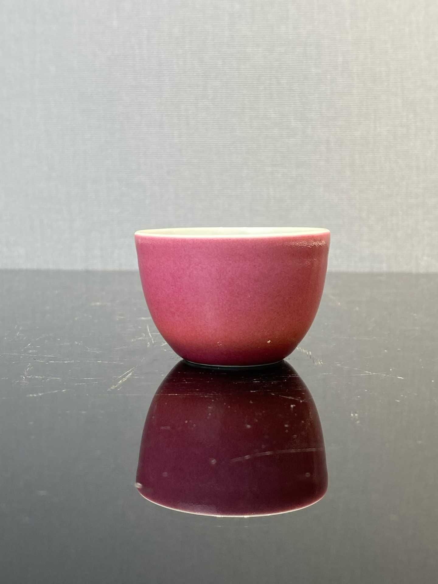 胭脂红釉卧足杯