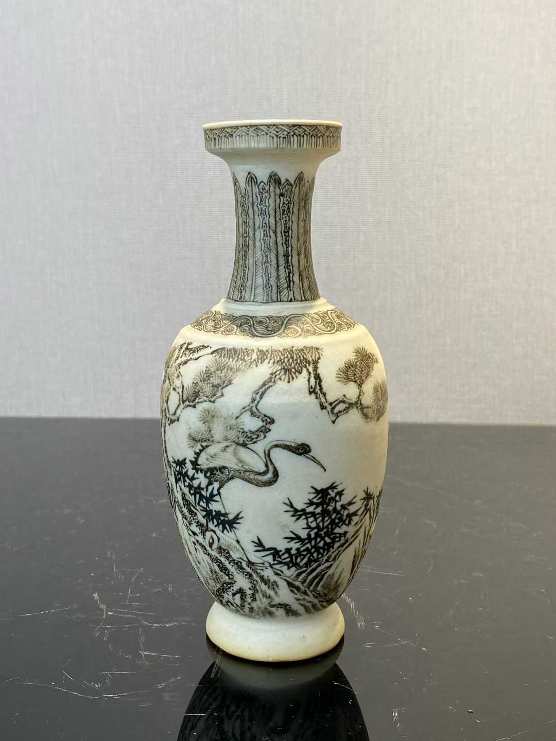 反瓷墨彩松鹤延年盘口瓶 款：大清康熙年制