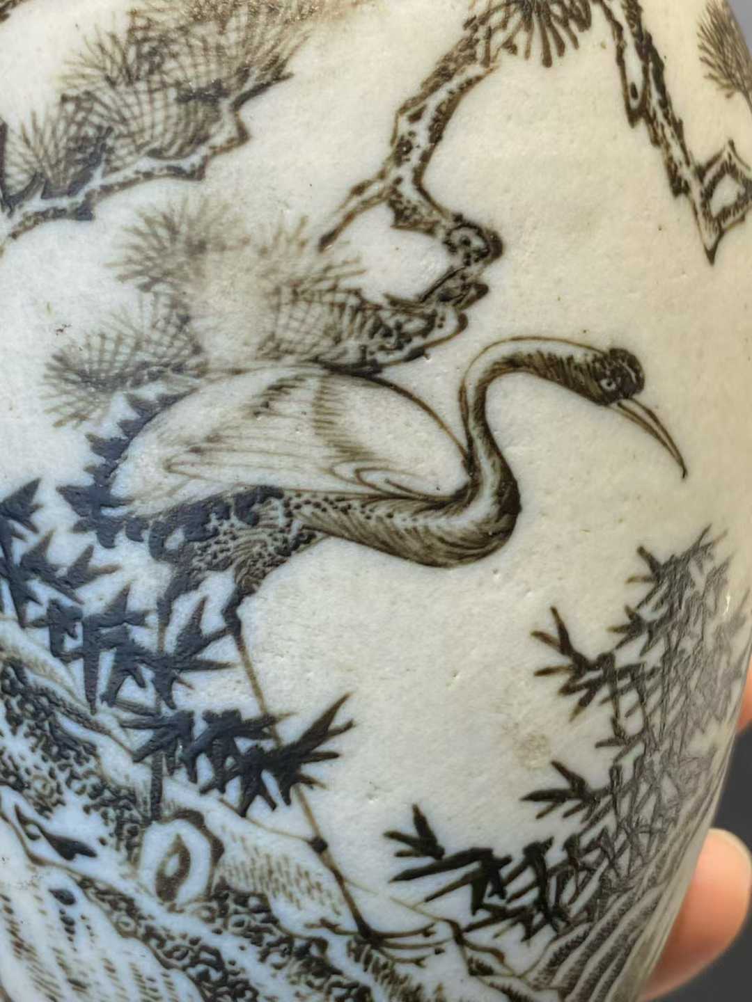 反瓷墨彩松鹤延年盘口瓶 款：大清康熙年制