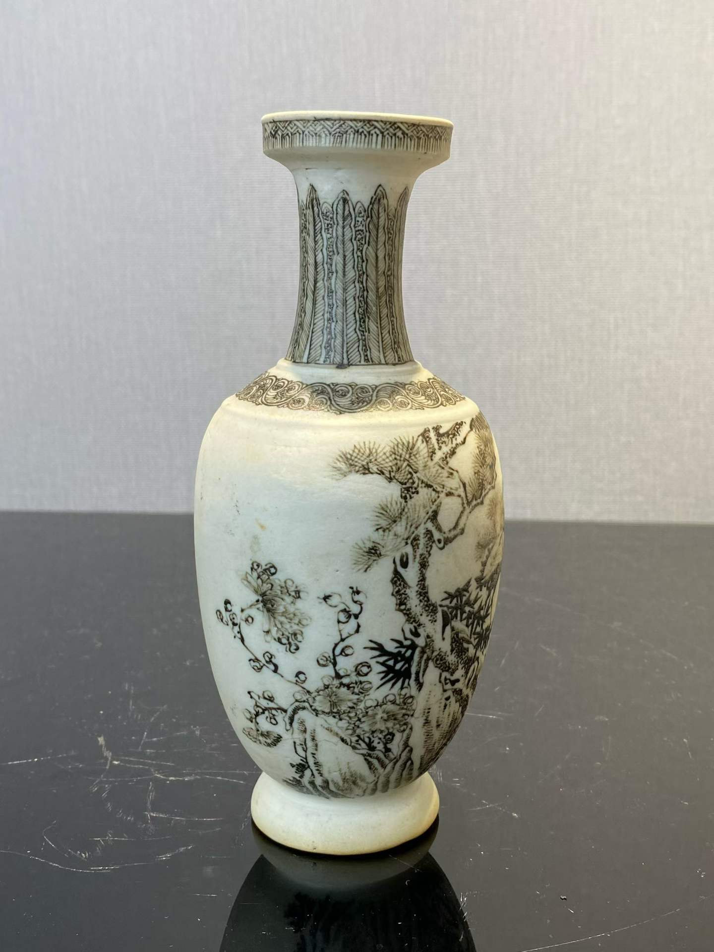 反瓷墨彩松鹤延年盘口瓶 款：大清康熙年制