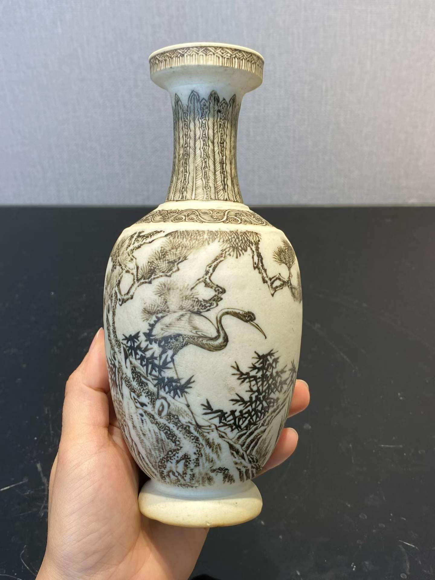 反瓷墨彩松鹤延年盘口瓶 款：大清康熙年制