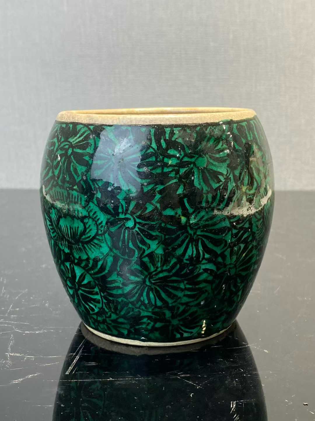 墨地绿彩牡丹纹小罐