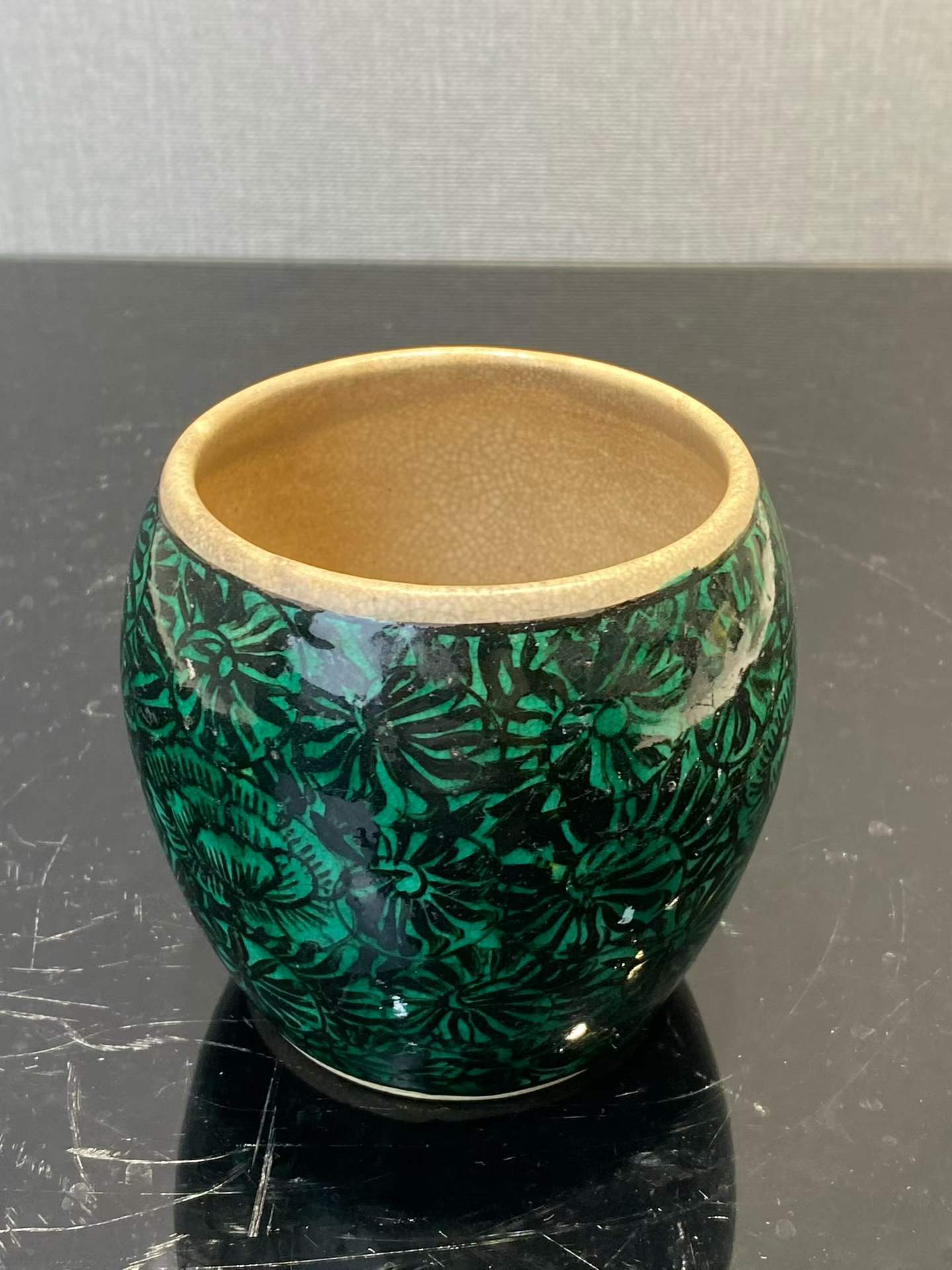 墨地绿彩牡丹纹小罐
