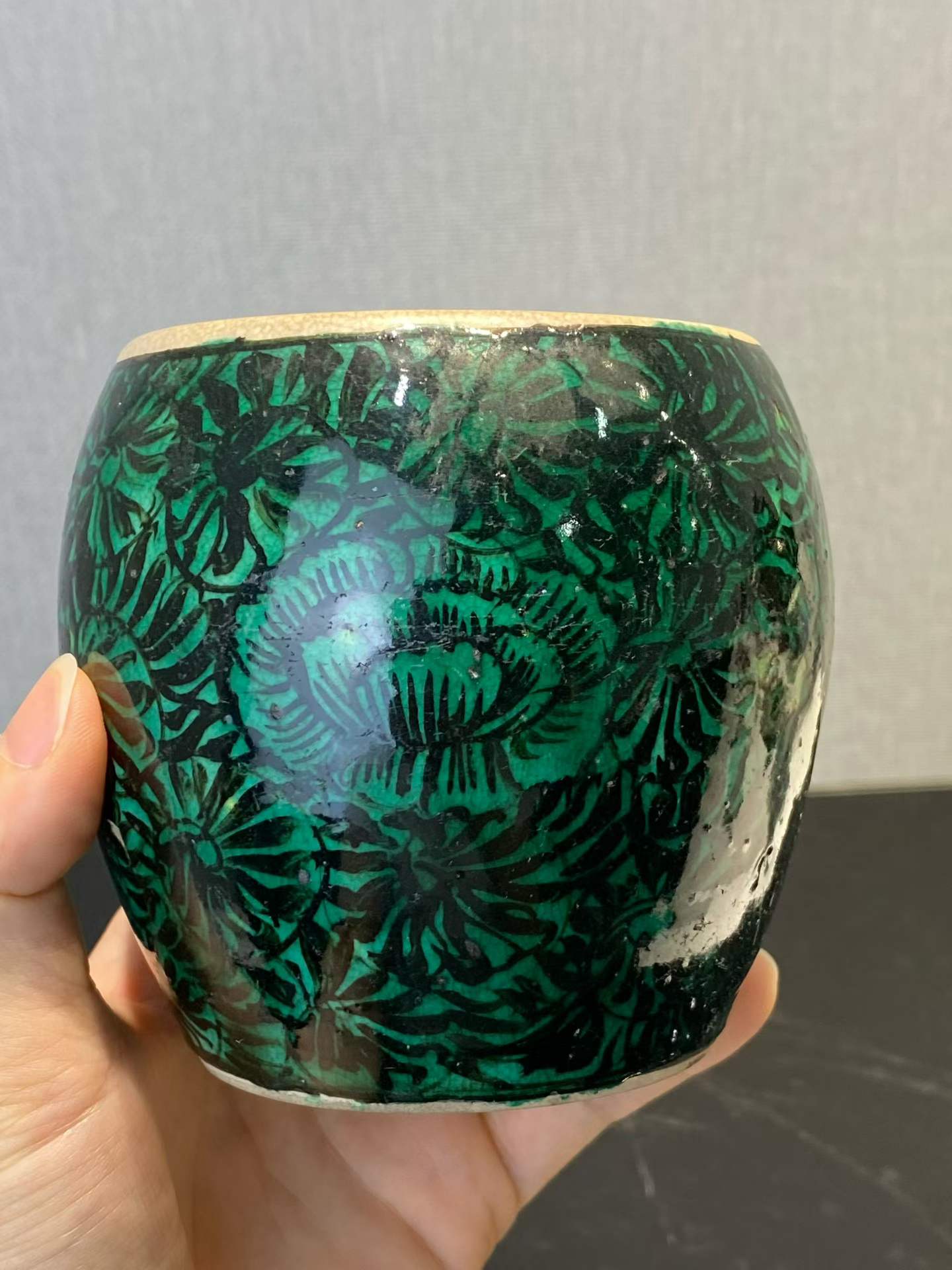 墨地绿彩牡丹纹小罐