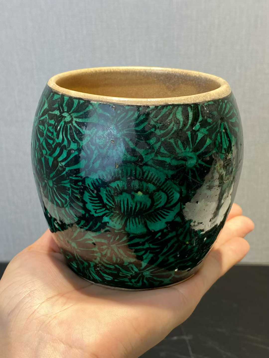 墨地绿彩牡丹纹小罐