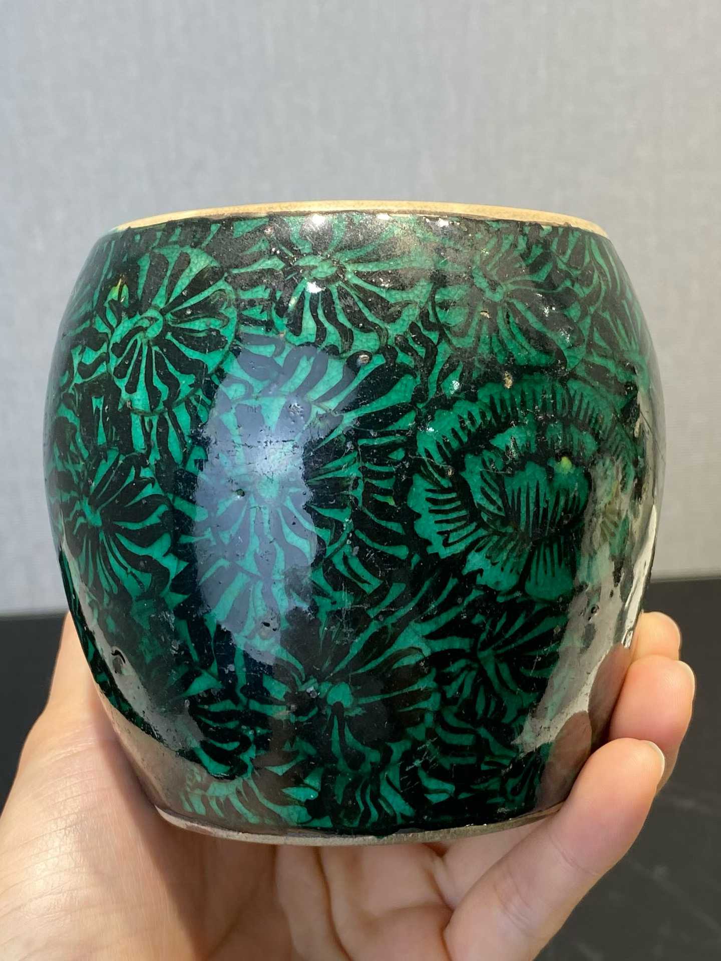 墨地绿彩牡丹纹小罐