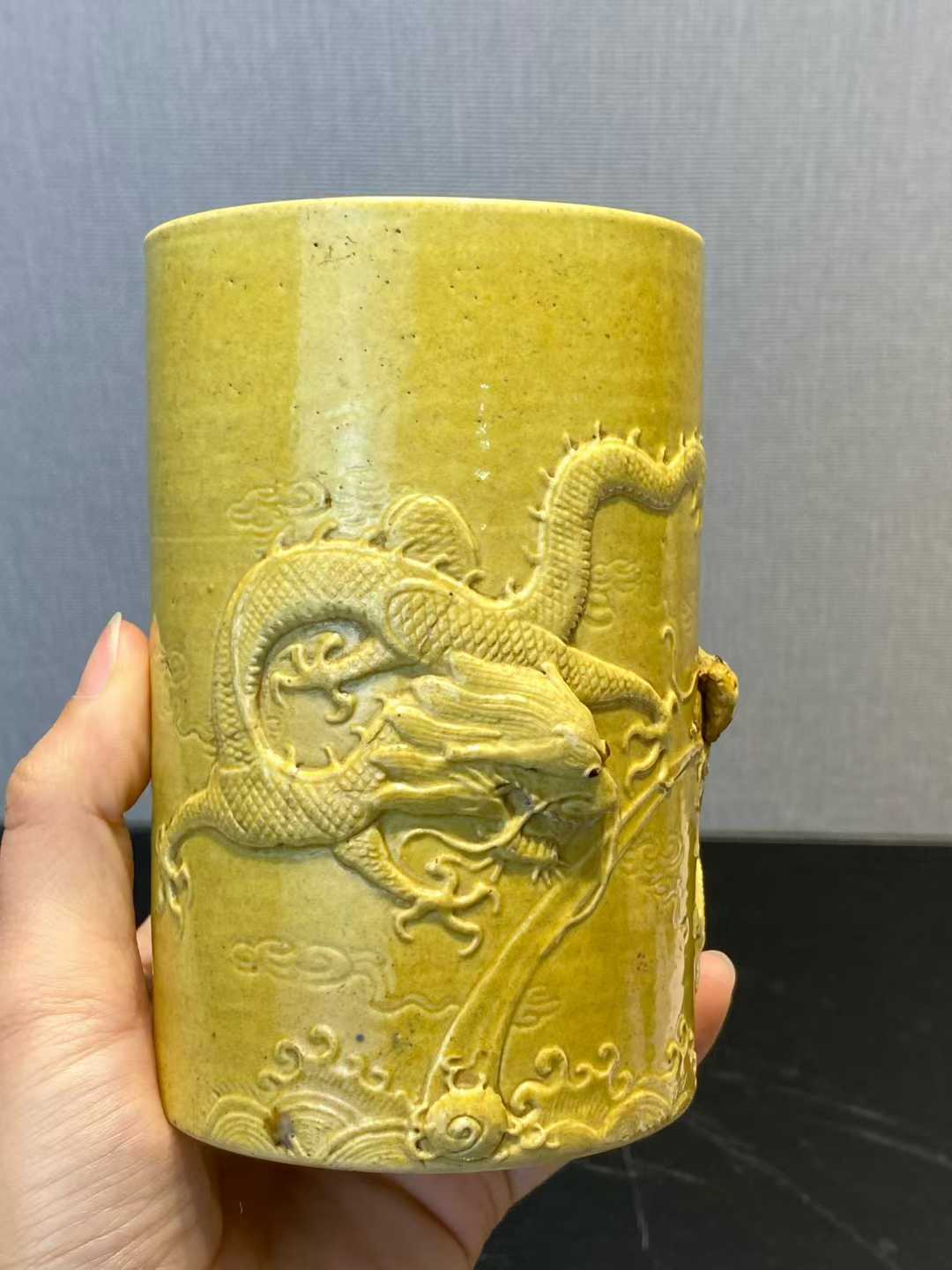 黄釉堆塑双龙戏珠笔筒