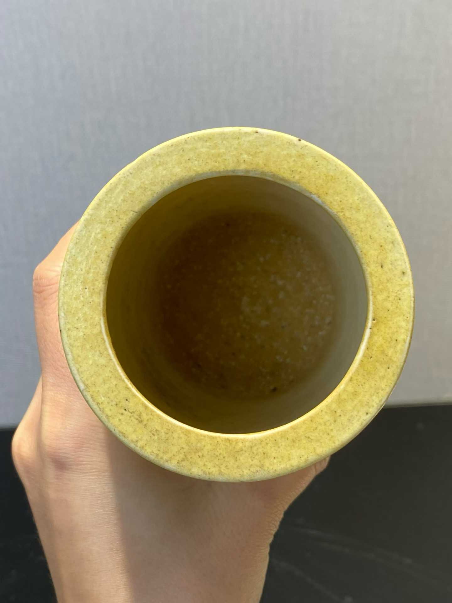 黄釉堆塑双龙戏珠笔筒