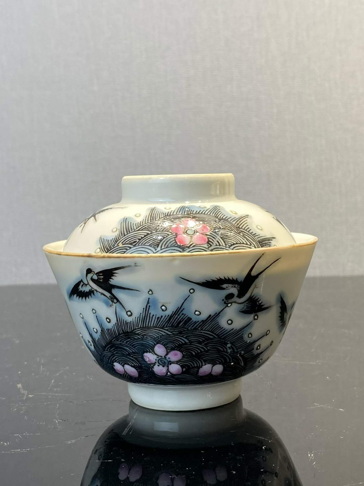 粉彩海晏河清盖盒