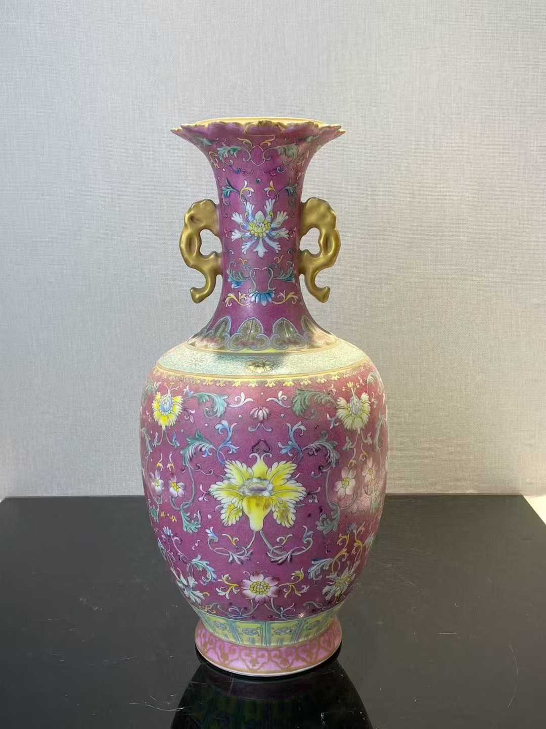 粉彩胭脂红地粉彩西番莲纹双耳瓶 款：大清乾隆年制