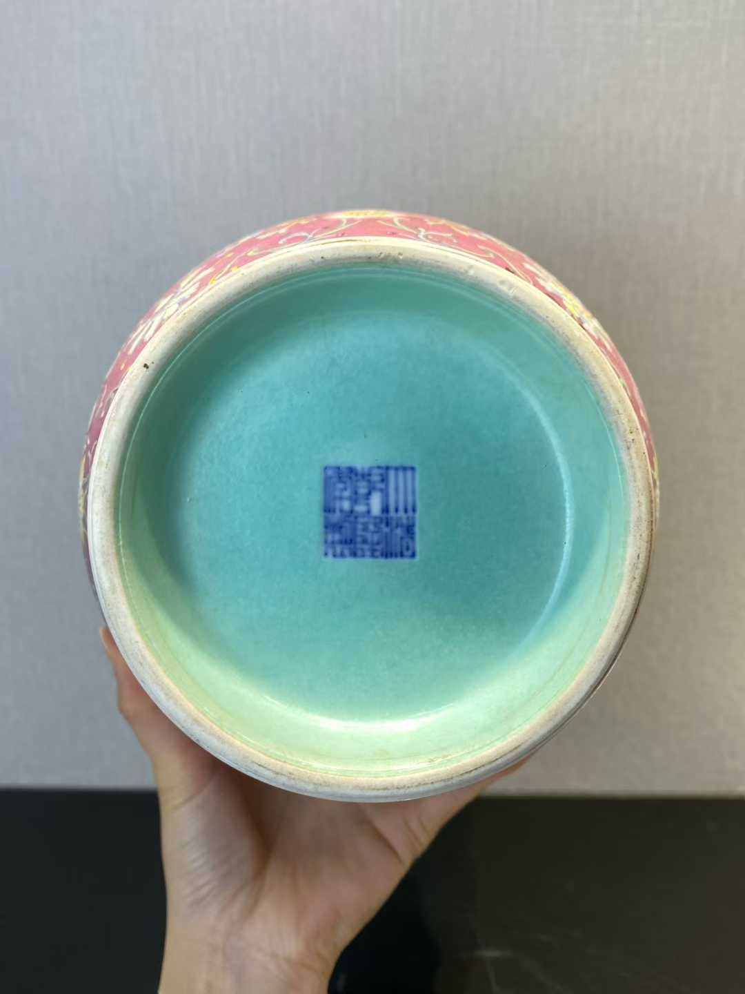 粉彩胭脂红地粉彩西番莲纹双耳瓶 款：大清乾隆年制