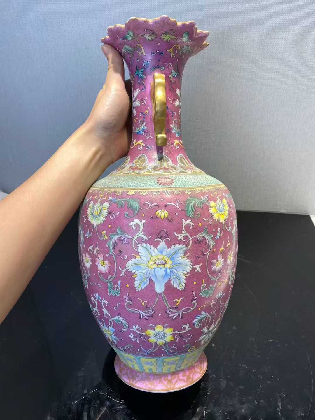 粉彩胭脂红地粉彩西番莲纹双耳瓶 款：大清乾隆年制