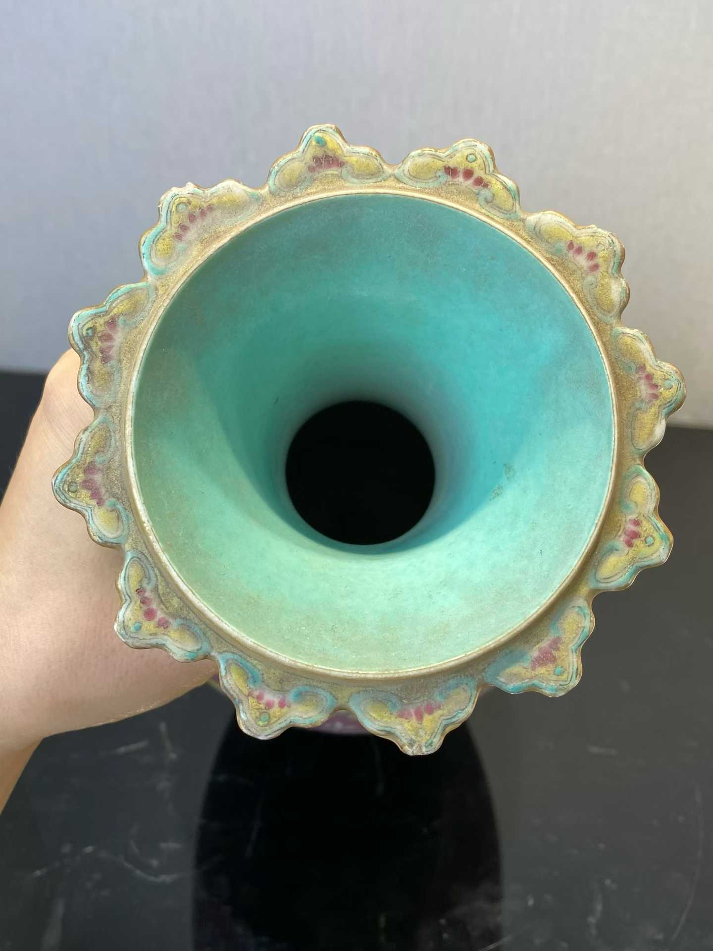 粉彩胭脂红地粉彩西番莲纹双耳瓶 款：大清乾隆年制