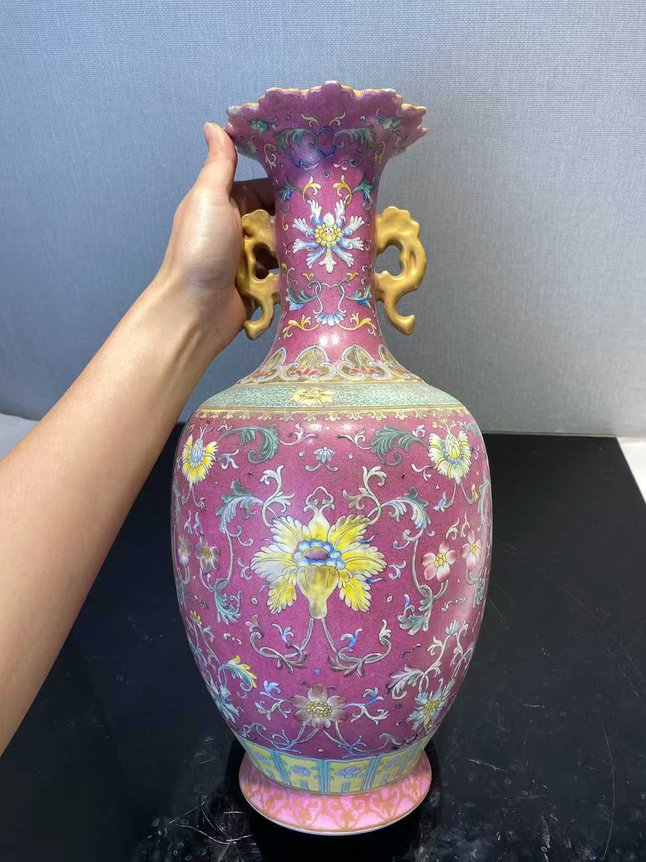 粉彩胭脂红地粉彩西番莲纹双耳瓶 款：大清乾隆年制