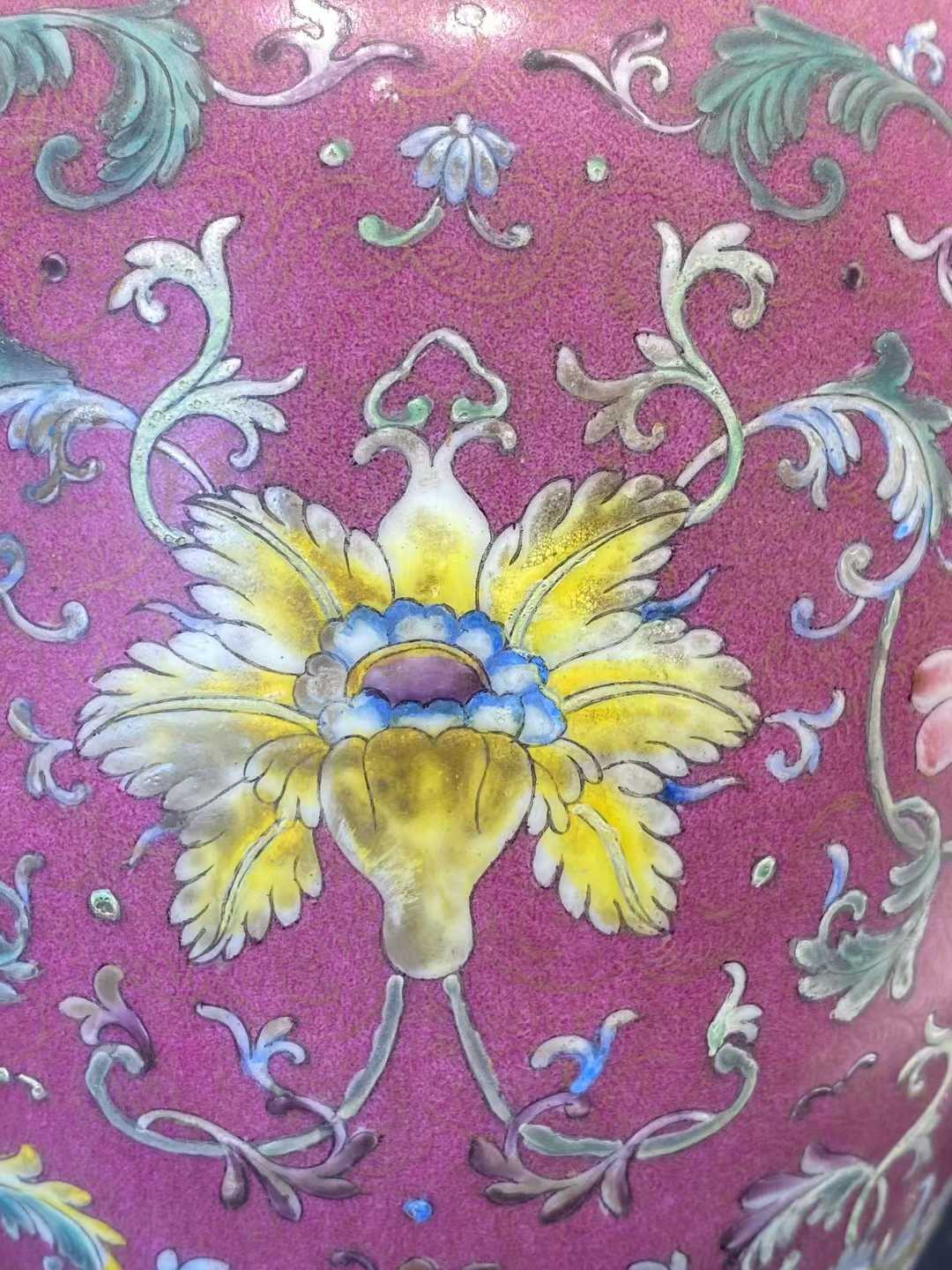 粉彩胭脂红地粉彩西番莲纹双耳瓶 款：大清乾隆年制