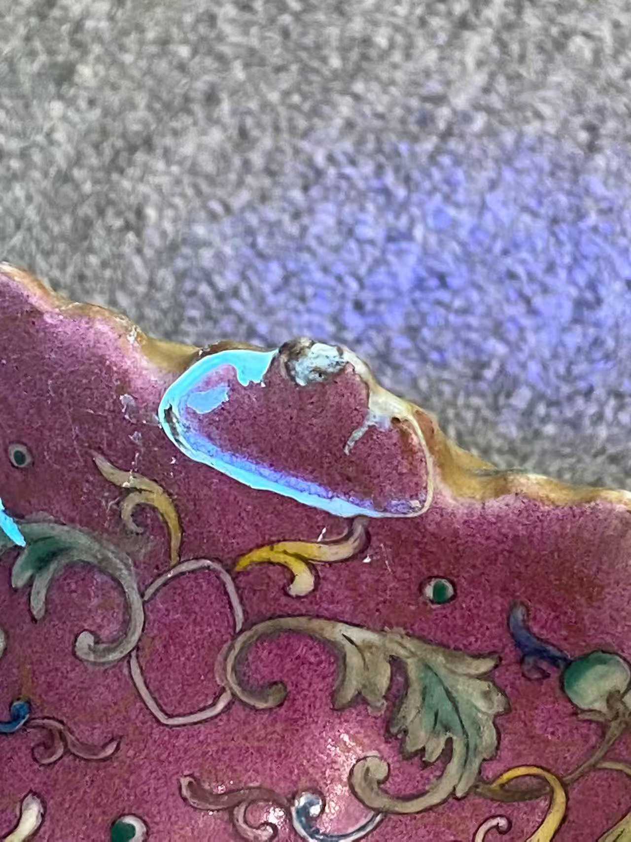 粉彩胭脂红地粉彩西番莲纹双耳瓶 款：大清乾隆年制