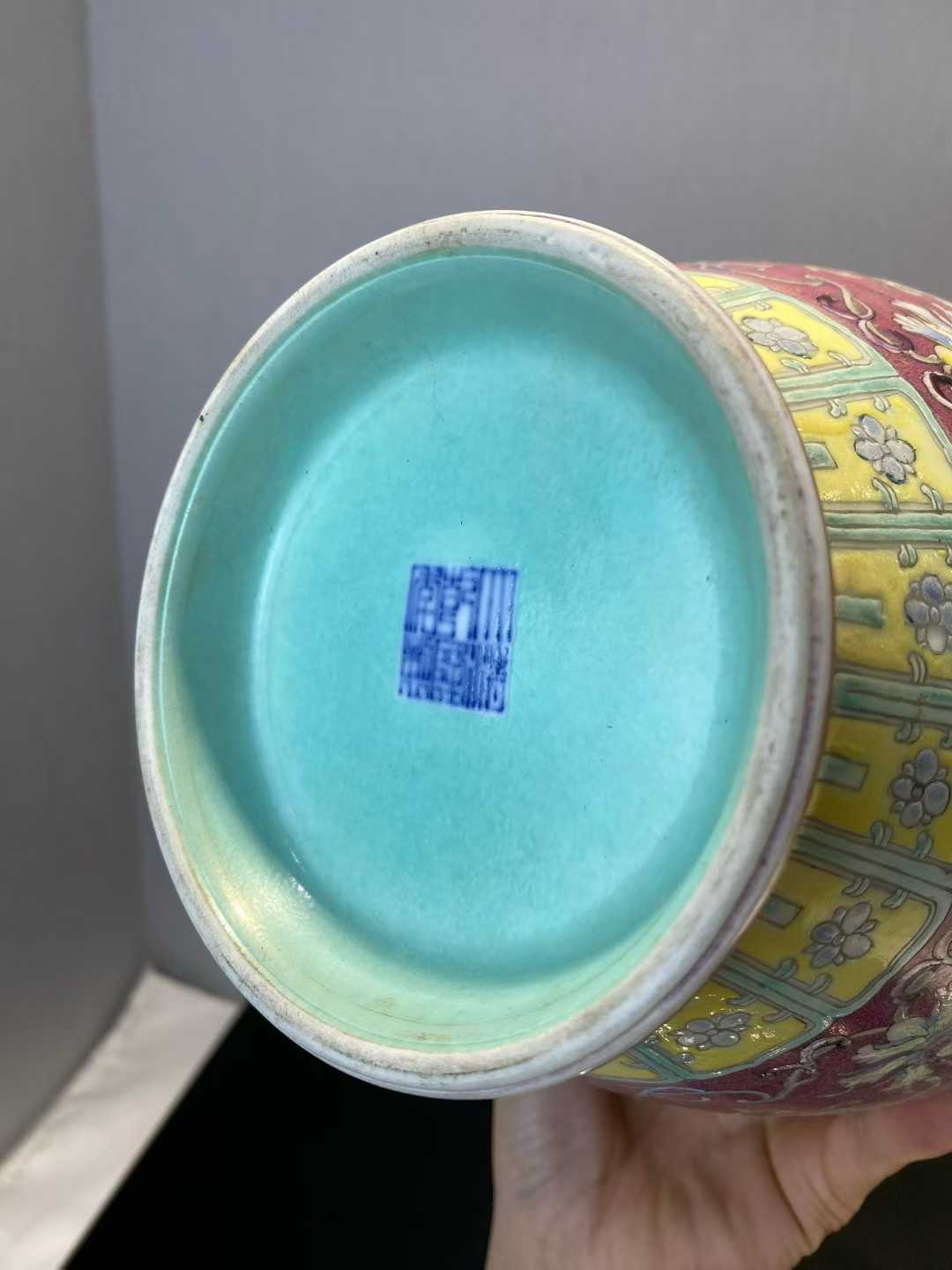 粉彩胭脂红地粉彩西番莲纹双耳瓶 款：大清乾隆年制