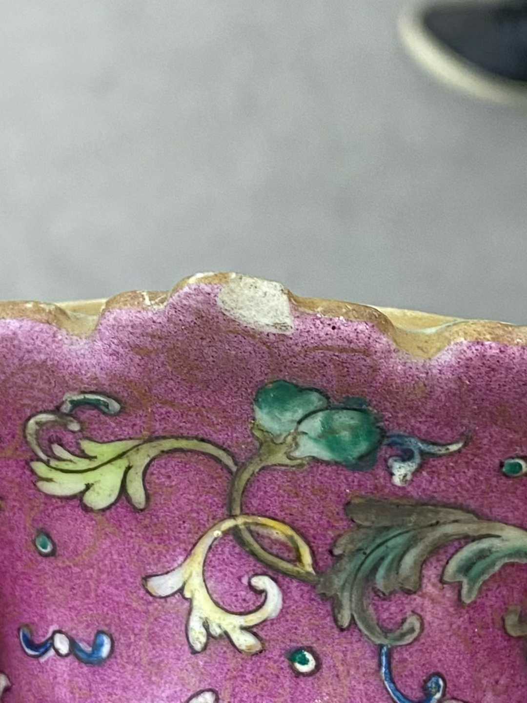 粉彩胭脂红地粉彩西番莲纹双耳瓶 款：大清乾隆年制