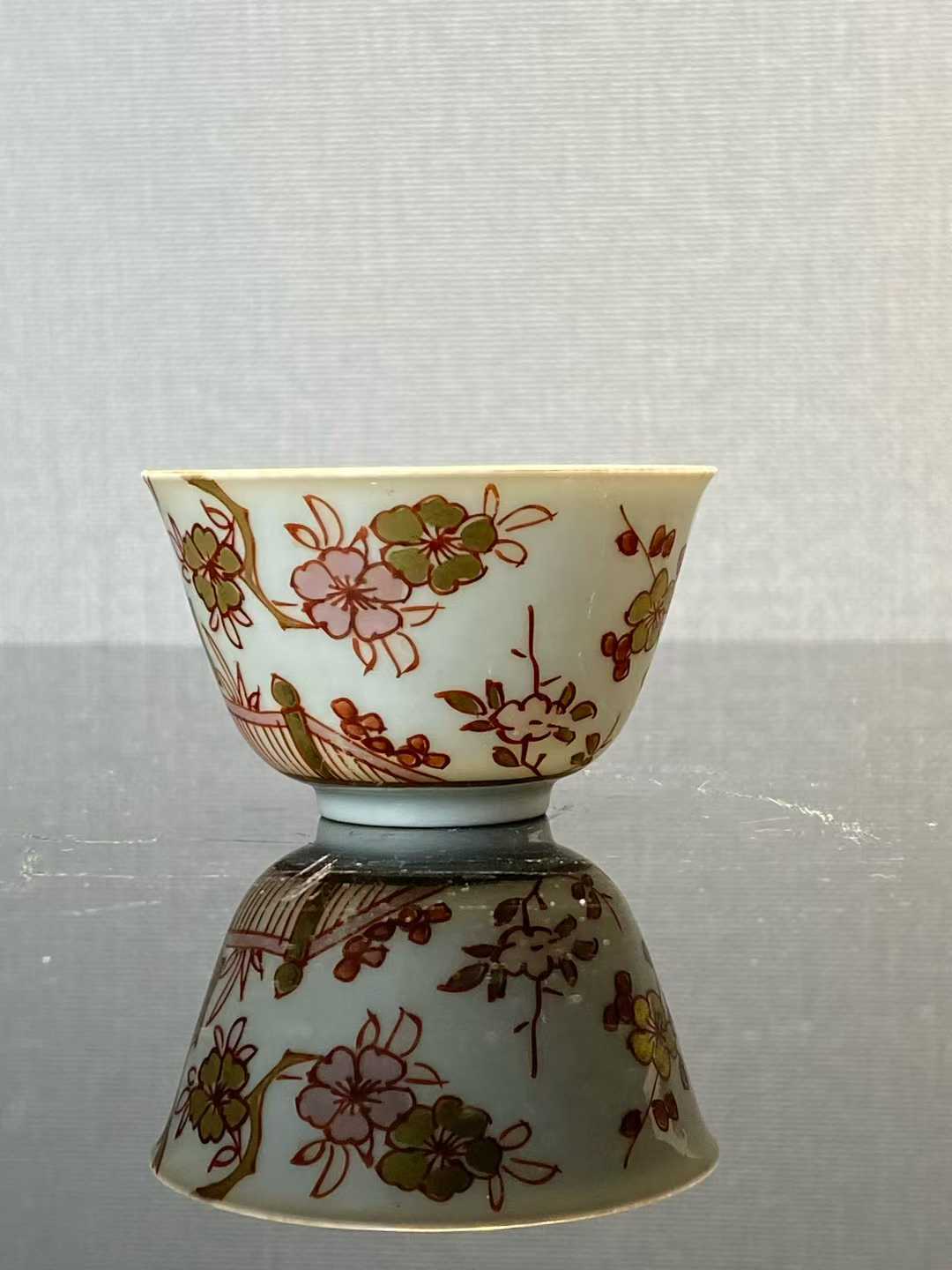 矾红描金桃花纹茶杯