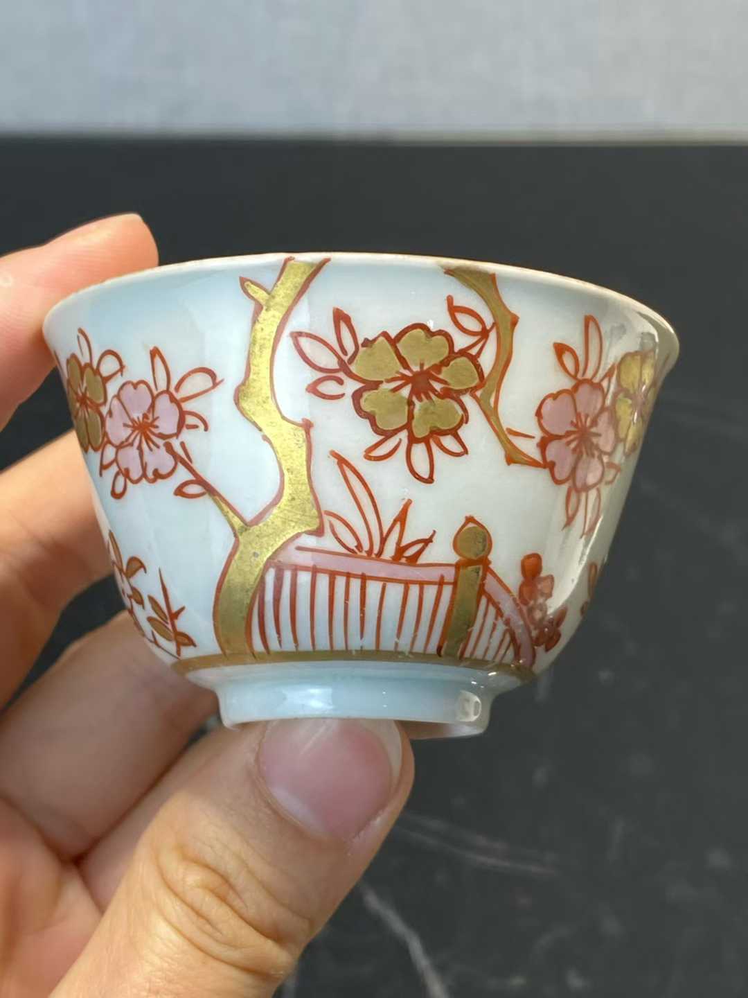 矾红描金桃花纹茶杯