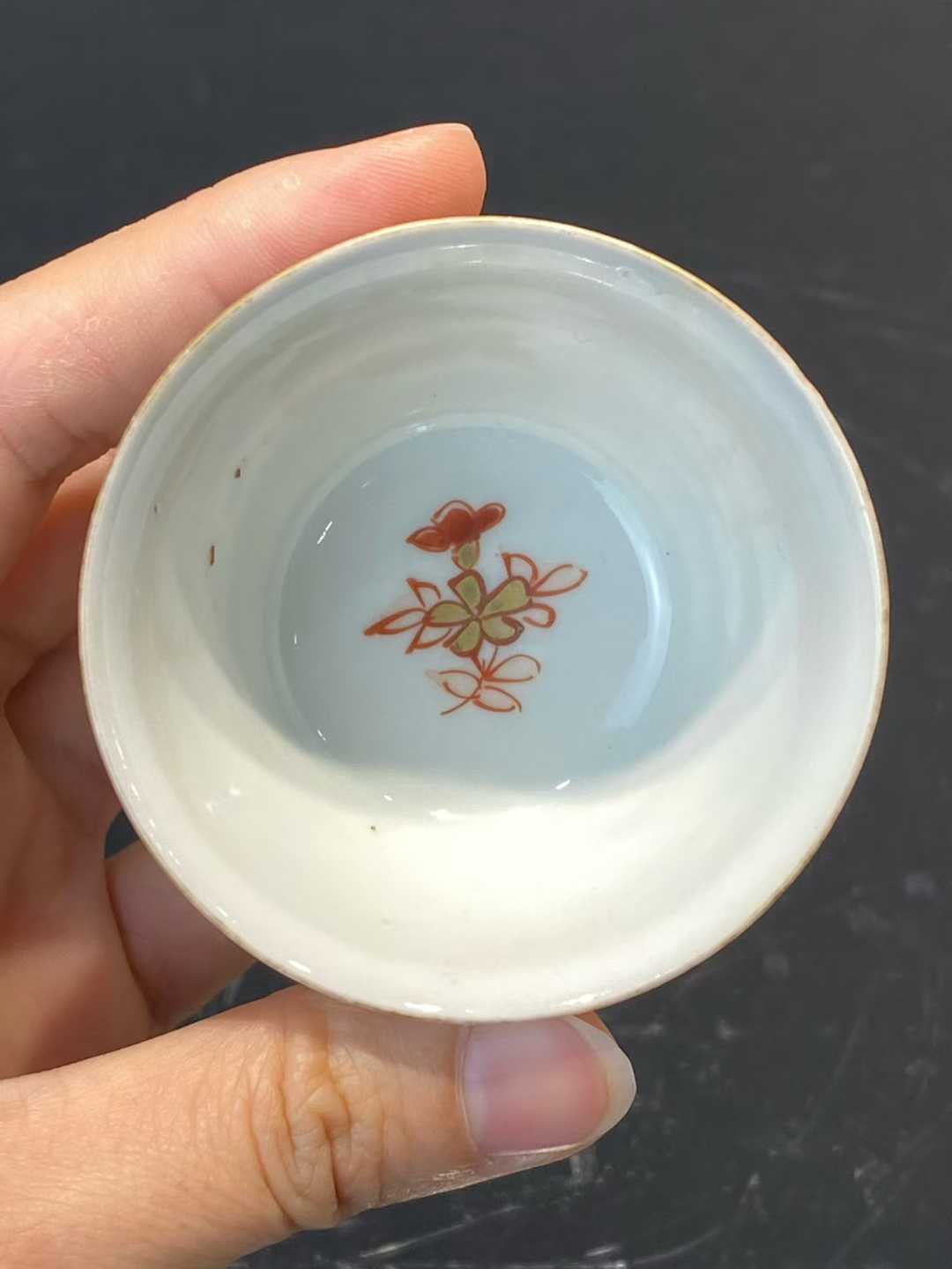 矾红描金桃花纹茶杯